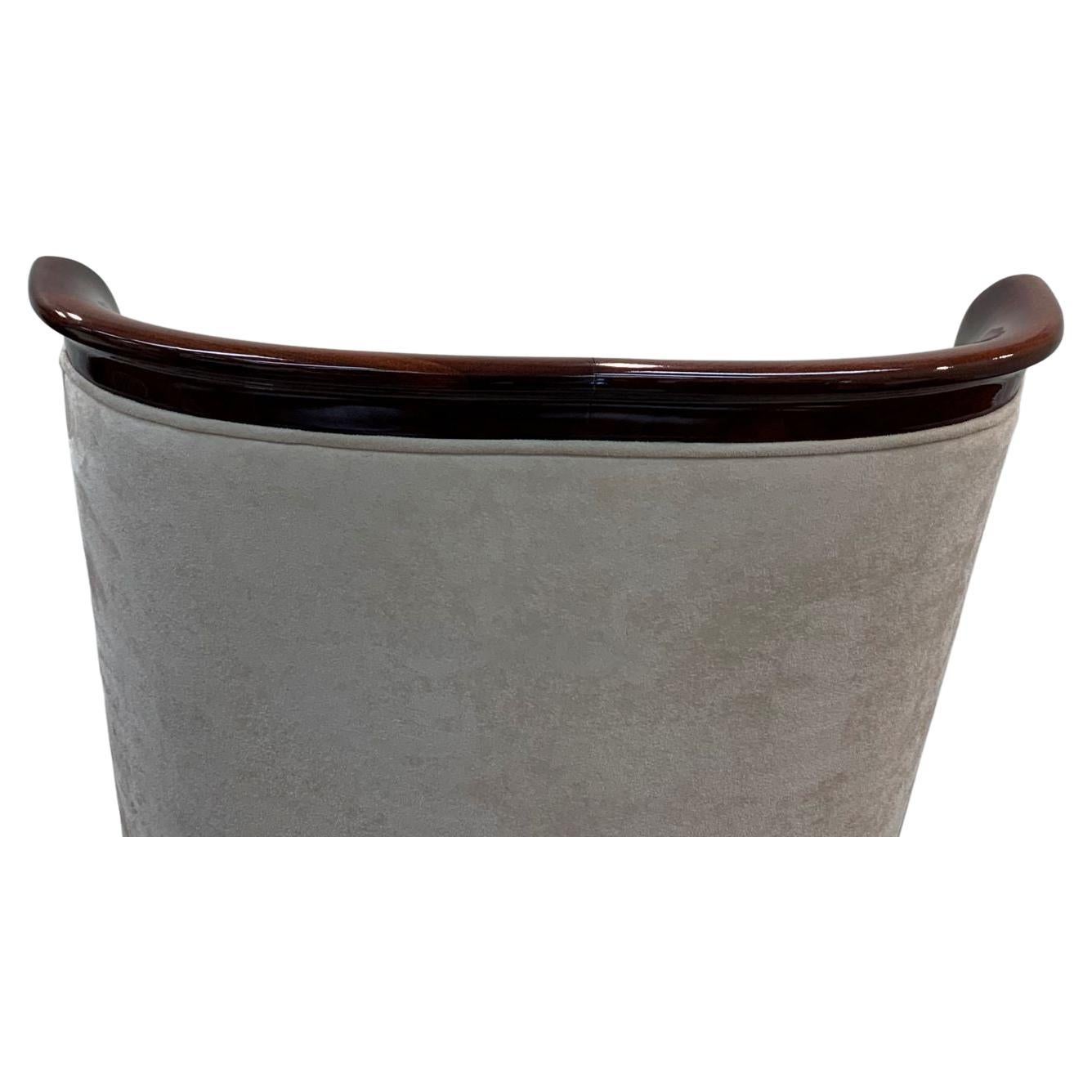 Ultrasuede Paire de grands fauteuils de salon américains sculpturaux de style moderne du milieu du siècle en noyer en vente