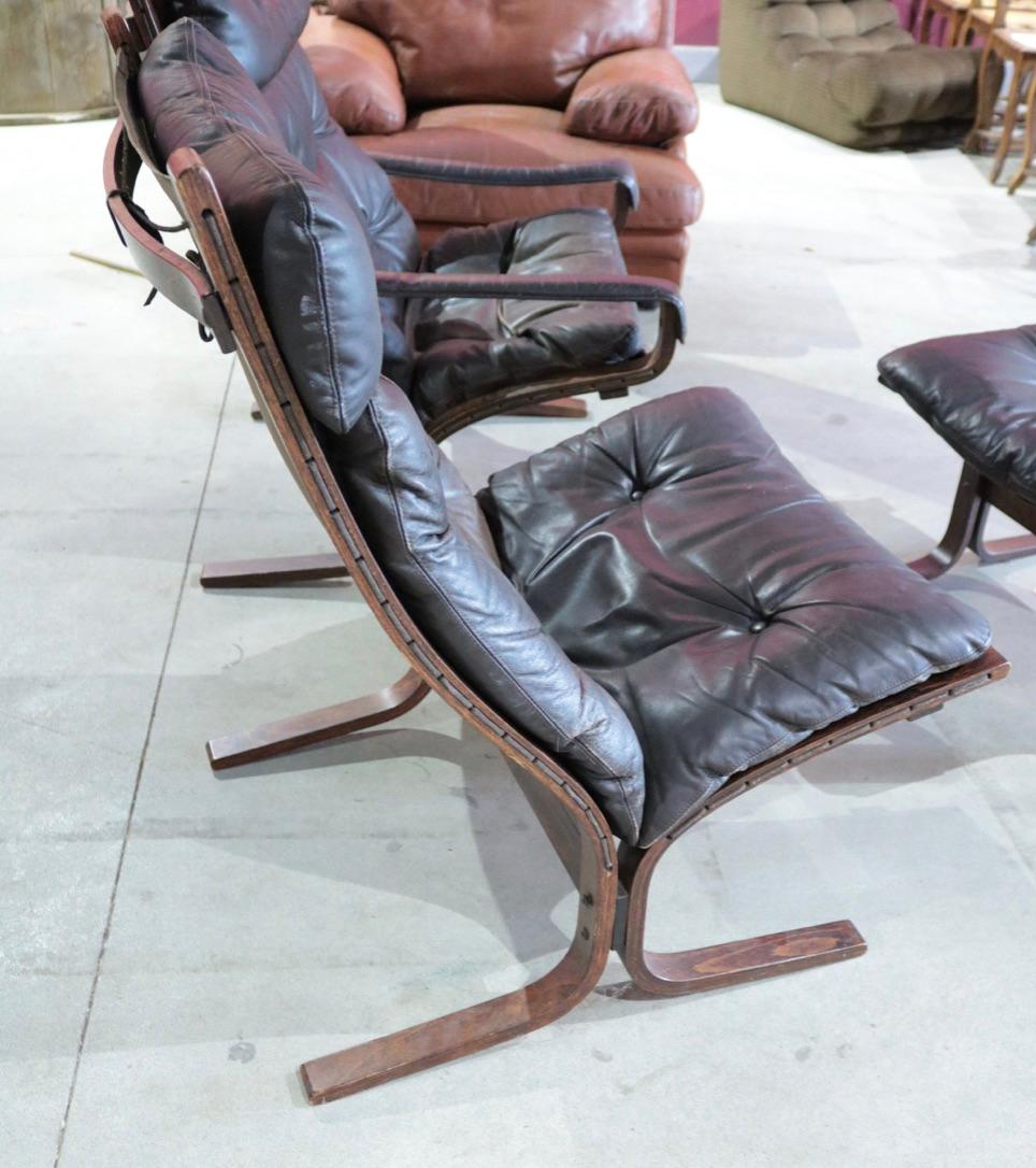 Mid-Century Modern Pair of Tall Siesta Easy Chairs and Footrest, Ingmar Relling to Westnofa, 1960 For Sale