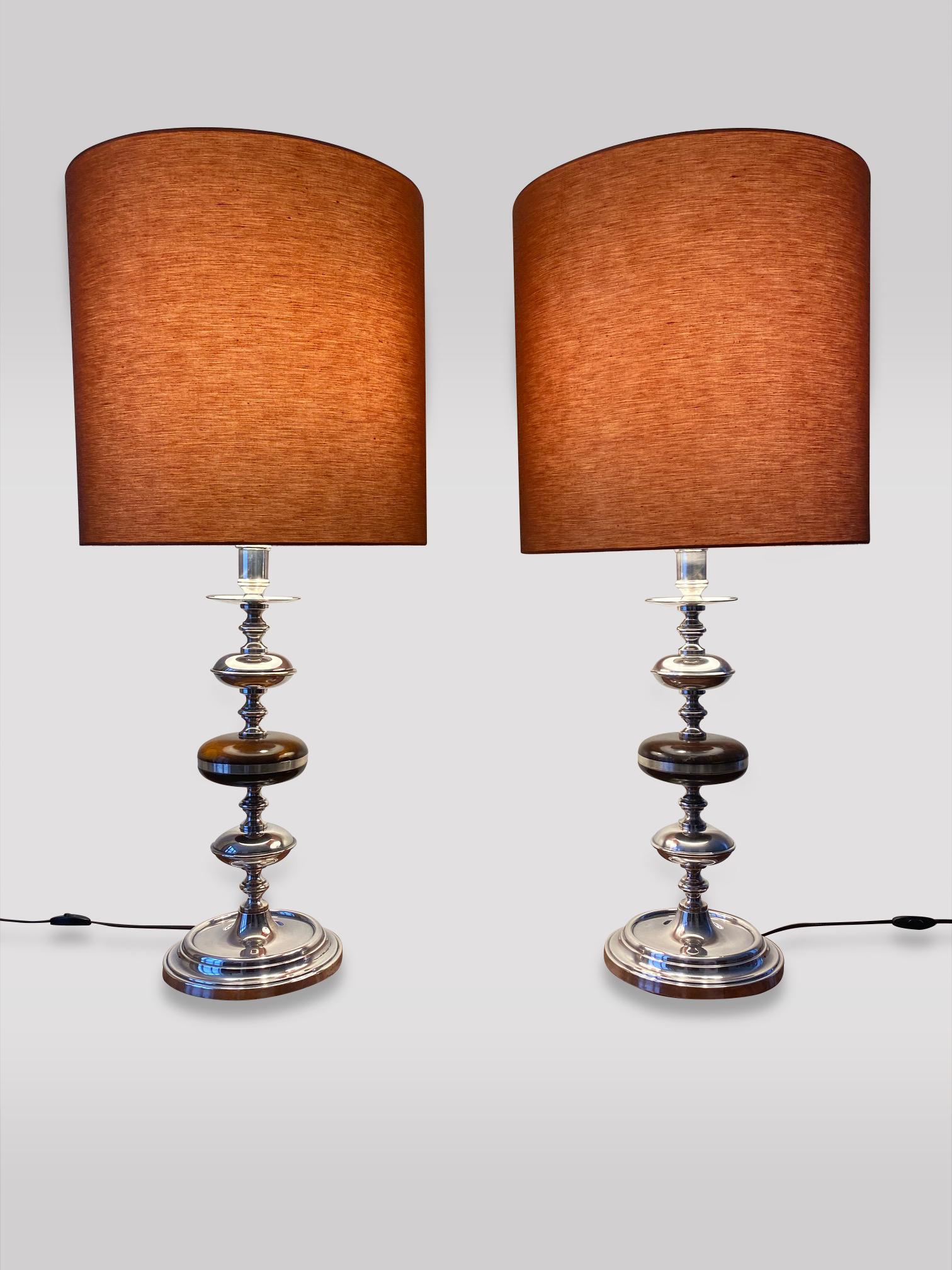 Ein sehr dekoratives Paar hoher silberner Kandelaber-Tischlampen mit hohen runden orangefarbenen Lampenschirmen. In perfektem Betriebszustand. 

Die Maße des Lampenschirms sind 45cm hoch und 46cm Durchmesser. 
Die Maße des Kandelabers sind 102cm