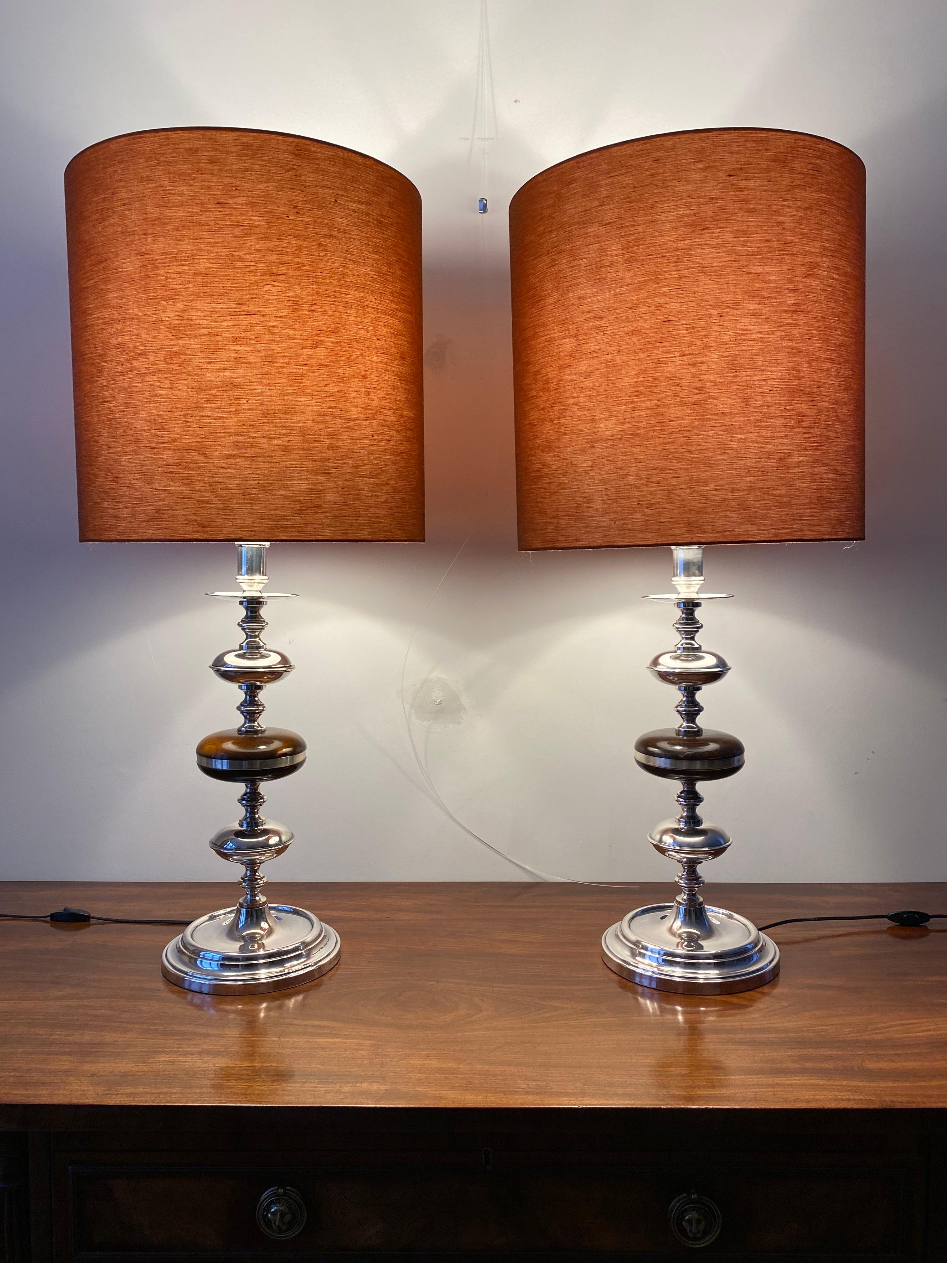 Paar hohe silberne Kandelaber-Tischlampen mit orangefarbenen Farbschirmen im Angebot 1