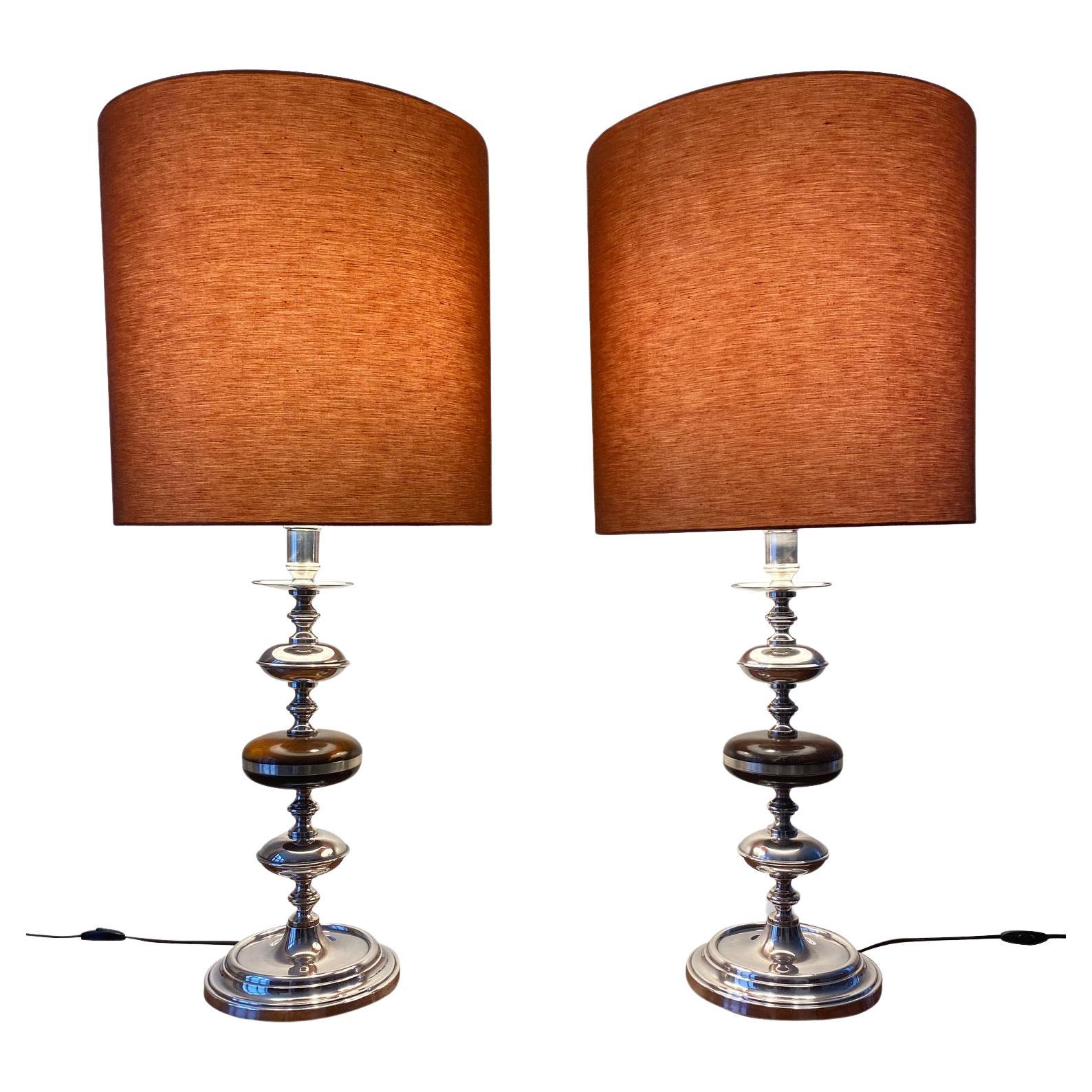 Paar hohe silberne Kandelaber-Tischlampen mit orangefarbenen Farbschirmen im Angebot