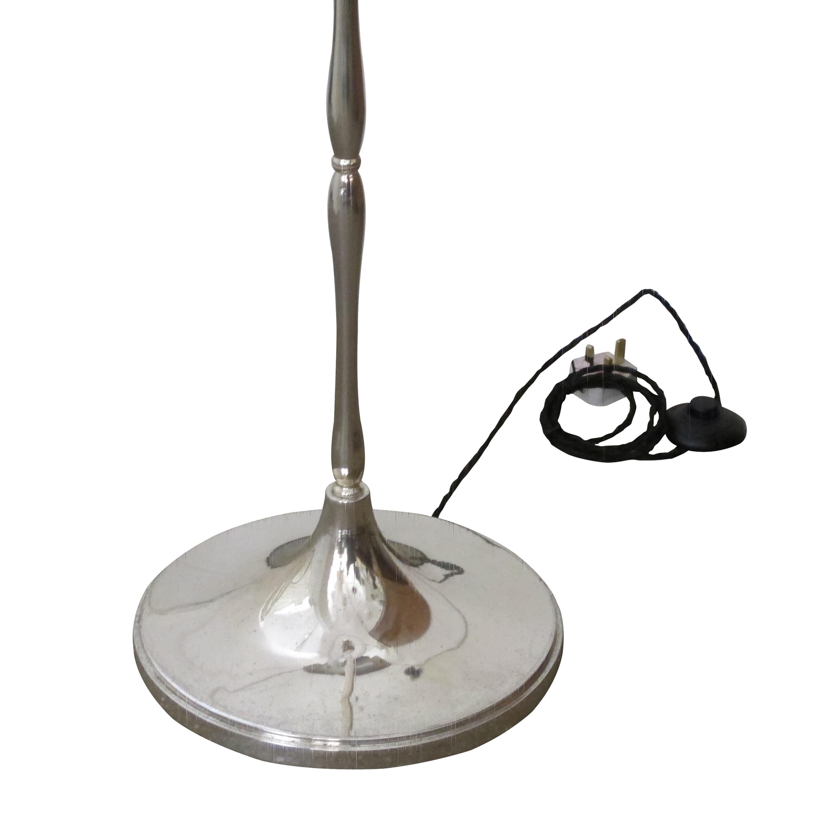 Metà XX secolo Coppia di lampade da terra alte in argento nichelato, circa 1960, francese in vendita