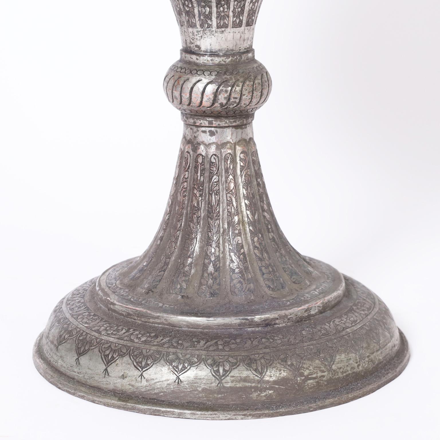 20ième siècle Paire de grandes urnes anglo-indiennes à couvercle en argent sur cuivre gravé d'antiquités en vente