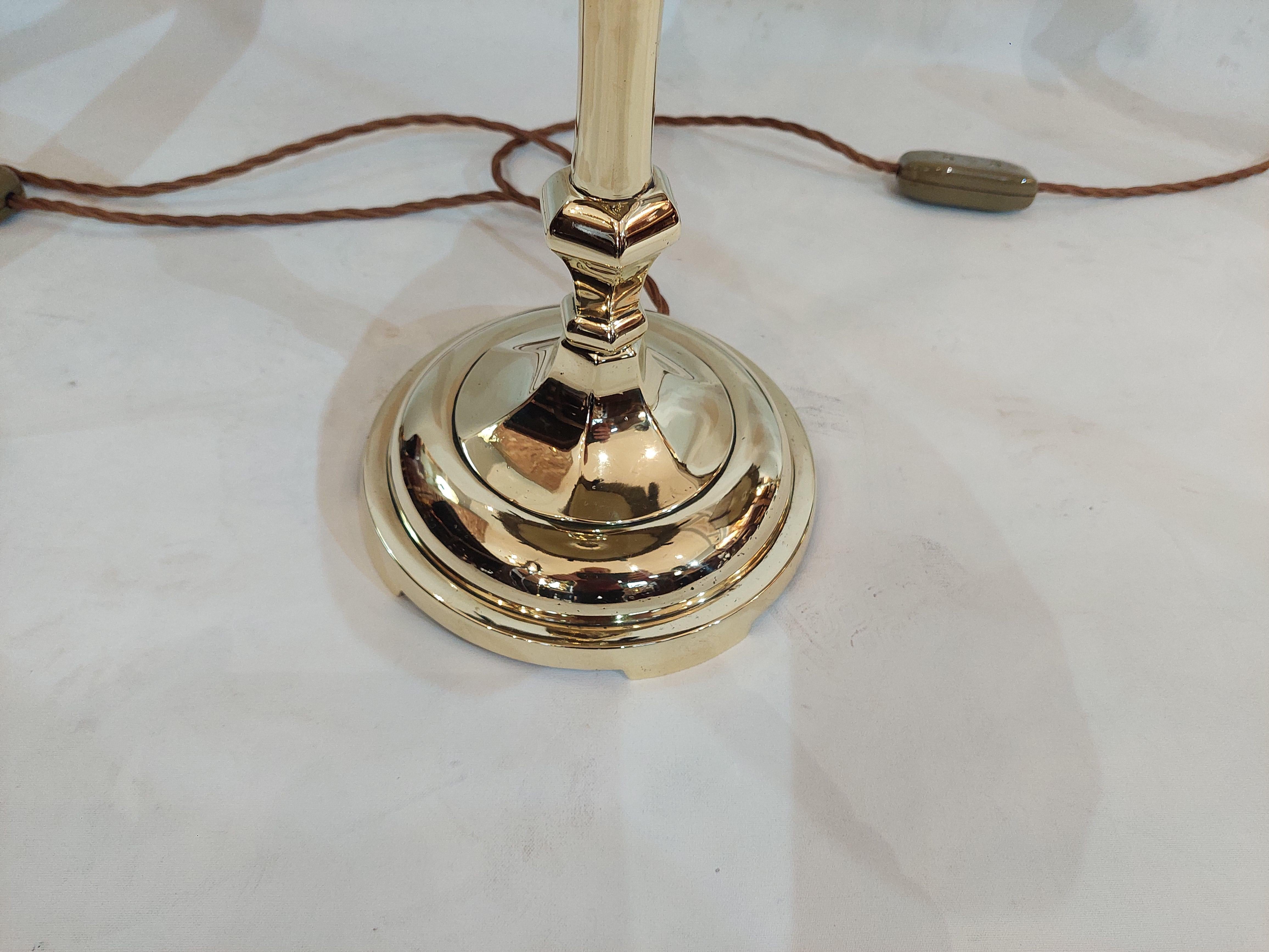 Inglese Coppia di candelabri vittoriani alti e snelli in ottone in vendita