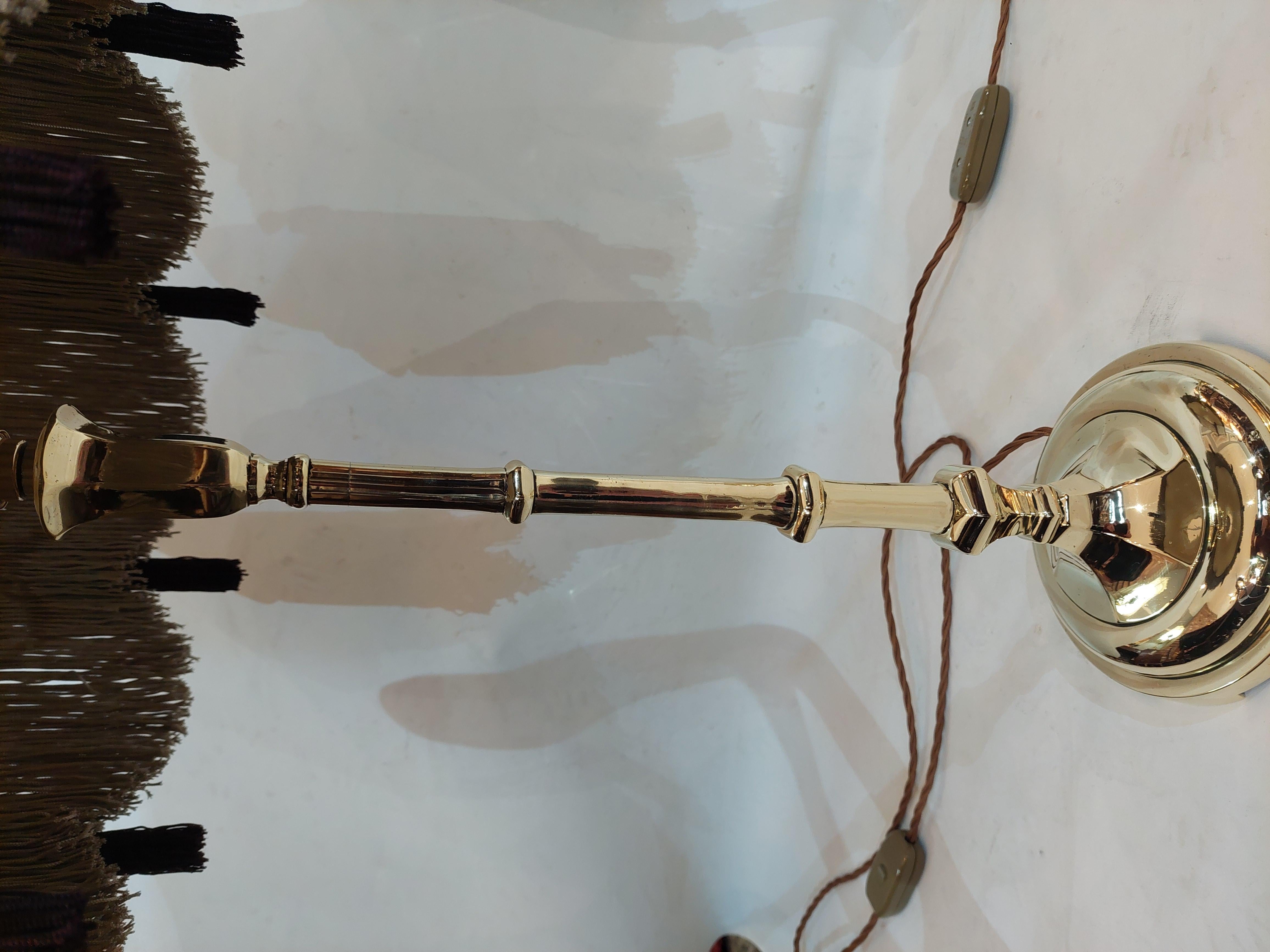Coppia di candelabri vittoriani alti e snelli in ottone In condizioni buone in vendita a Altrincham, GB