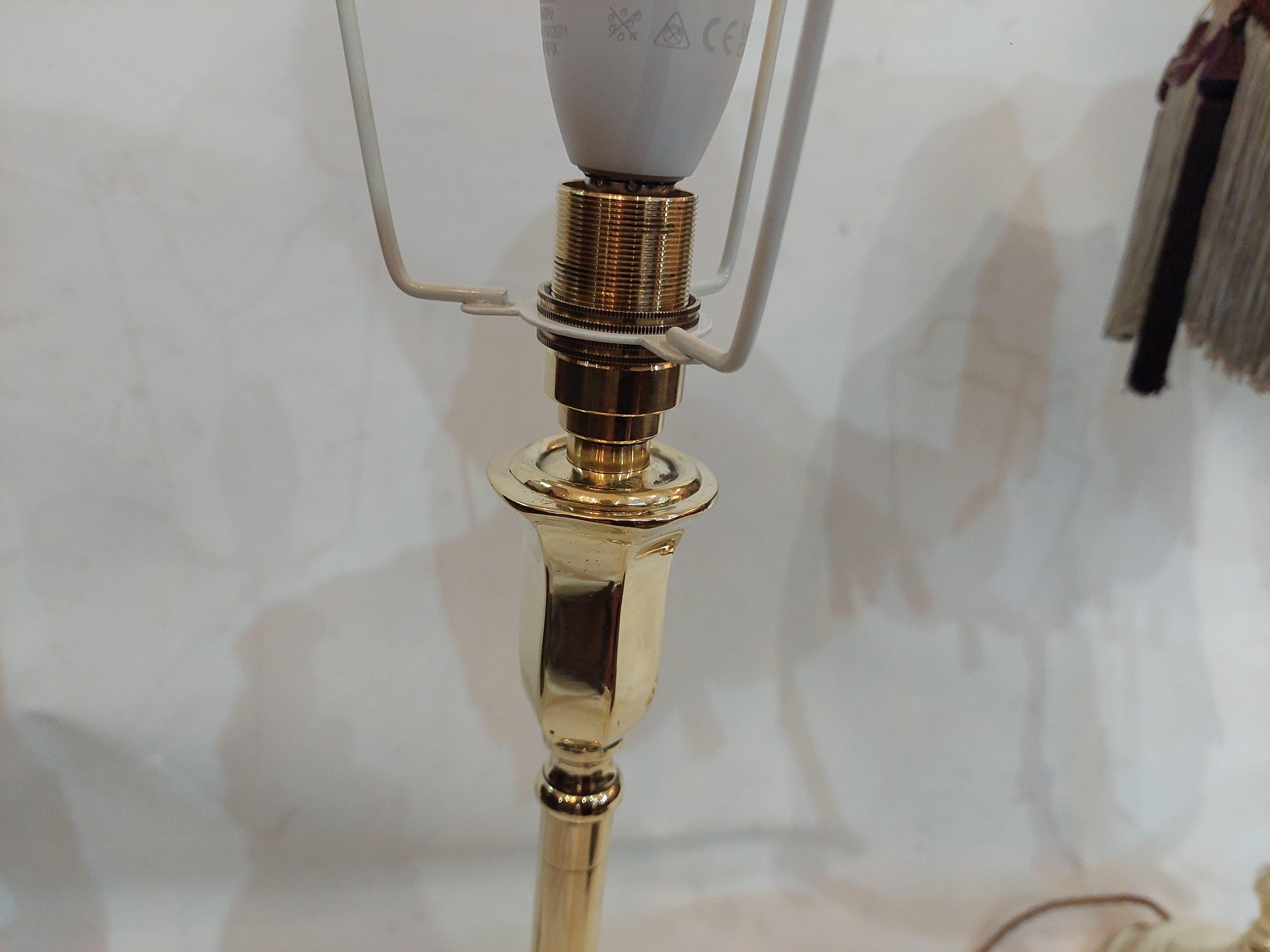 Fine XIX secolo Coppia di candelabri vittoriani alti e snelli in ottone in vendita