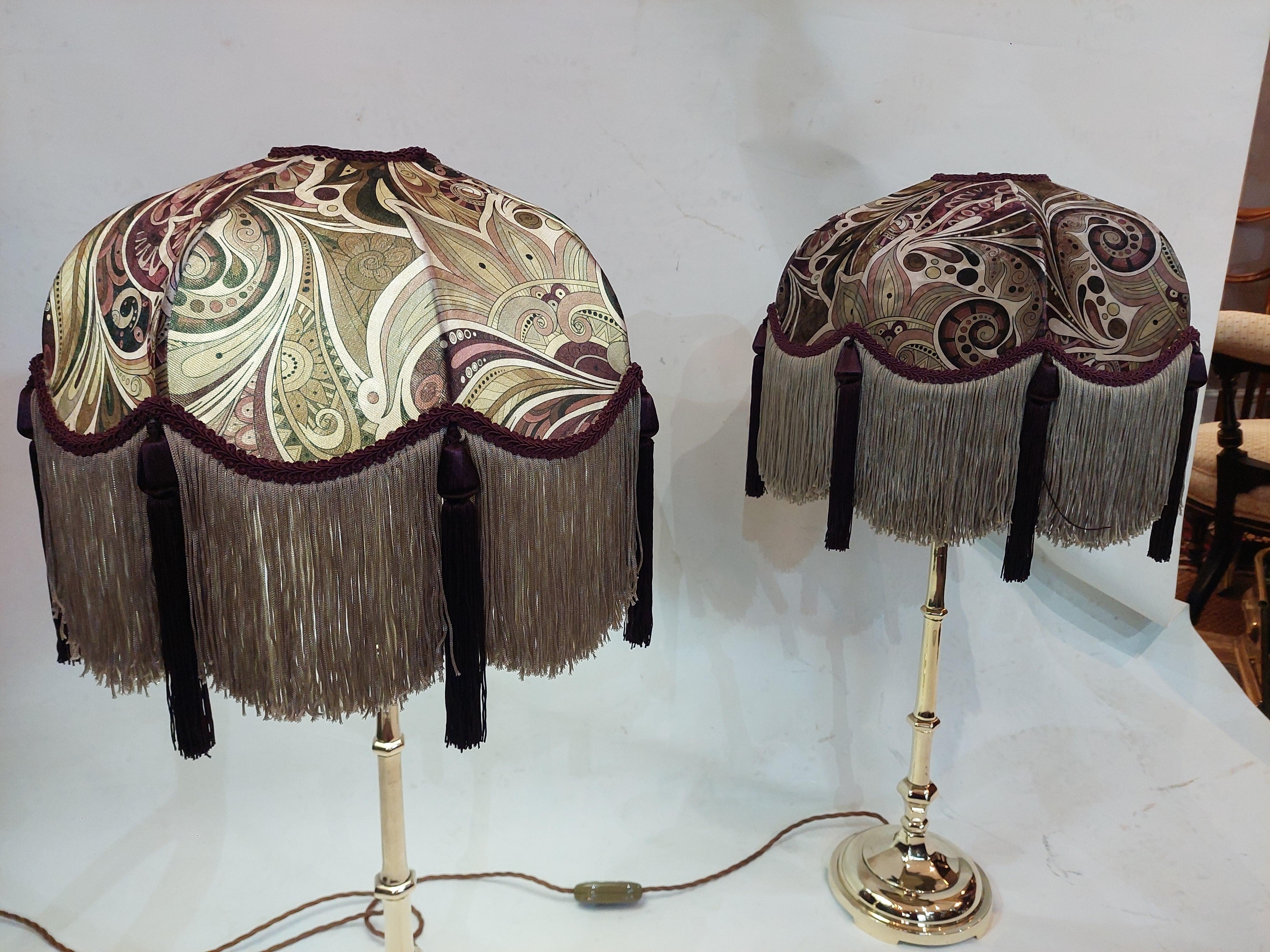 Coppia di candelabri vittoriani alti e snelli in ottone in vendita 1