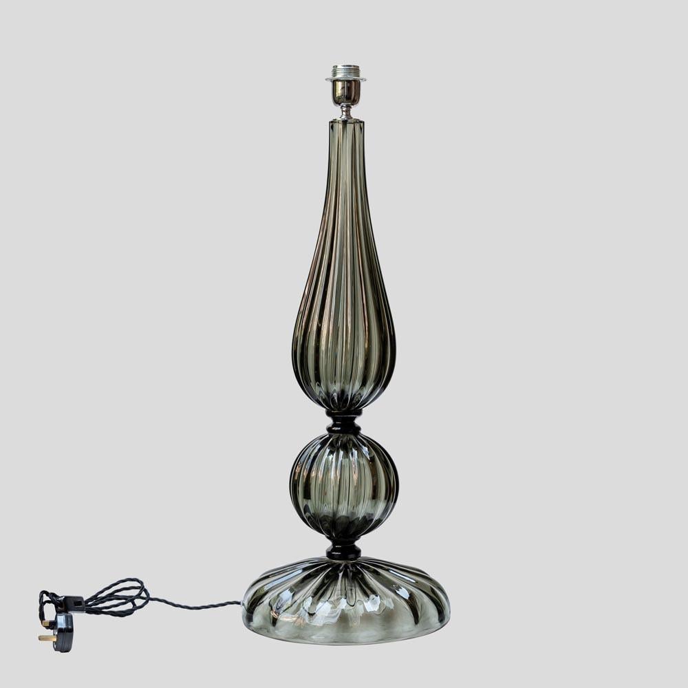 Pareja de lámparas altas de sobremesa de cristal de Murano soplado gris humo Moderno en venta