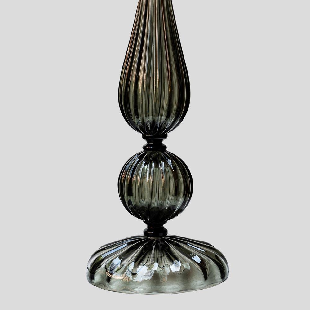 Pareja de lámparas altas de sobremesa de cristal de Murano soplado gris humo Italiano en venta