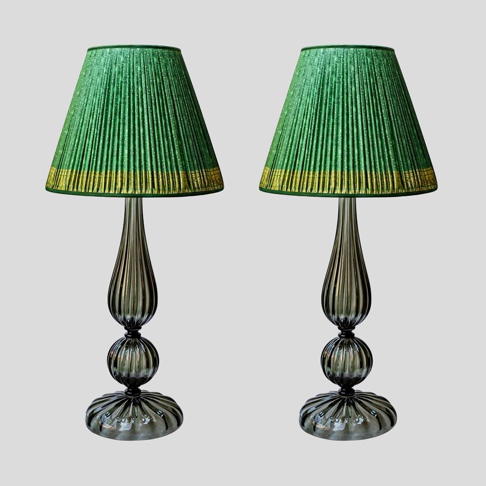 Pareja de lámparas altas de sobremesa de cristal de Murano soplado gris humo finales del siglo XX en venta