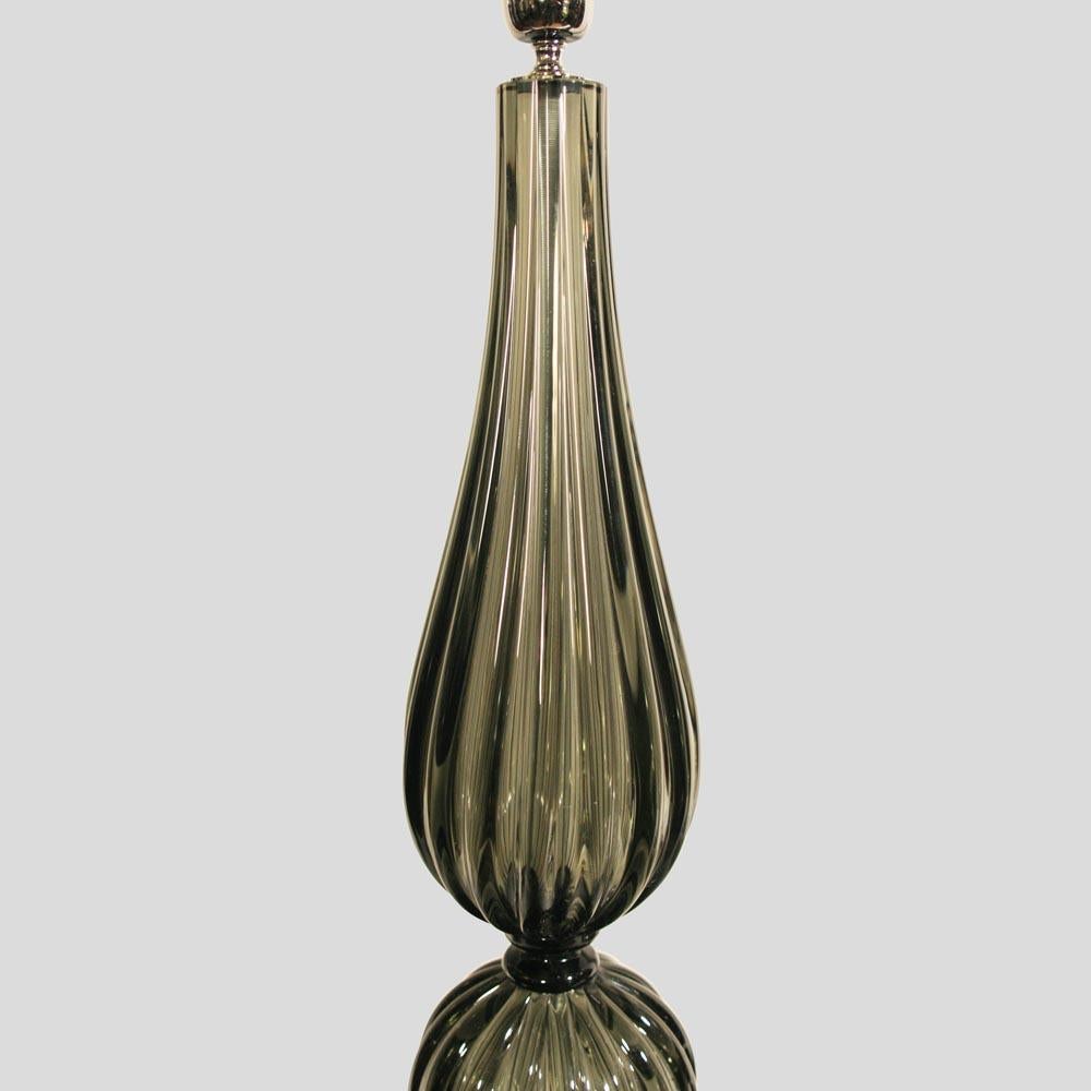 Pareja de lámparas altas de sobremesa de cristal de Murano soplado gris humo en venta 1