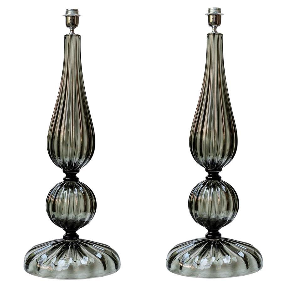 Pareja de lámparas altas de sobremesa de cristal de Murano soplado gris humo en venta