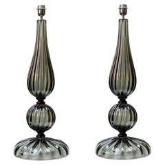 Pareja de lámparas altas de sobremesa de cristal de Murano soplado gris humo