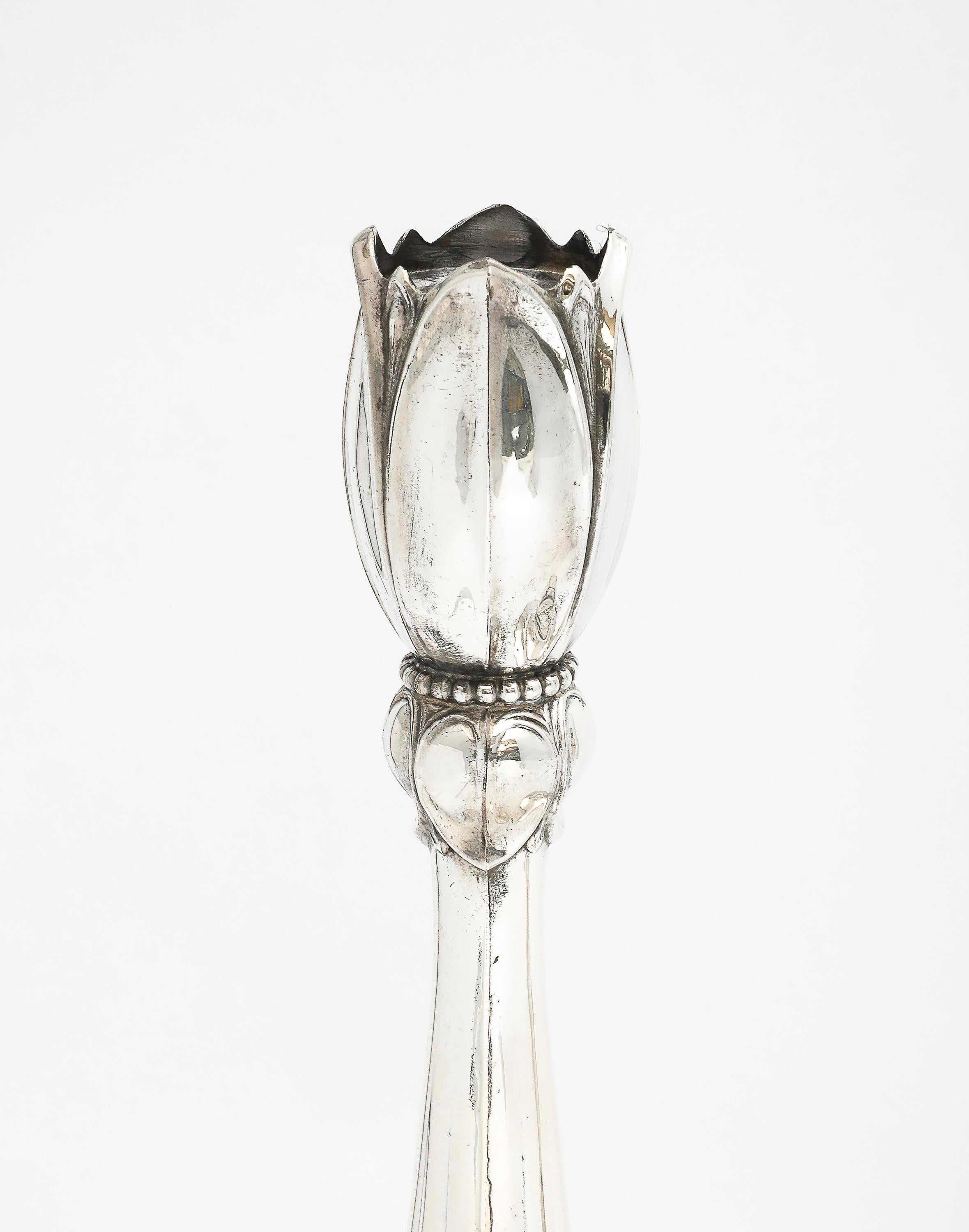 Pair of Tall Sterling Silver Art Nouveau-Style Flower-Form Candlesticks In condizioni buone in vendita a New York, NY