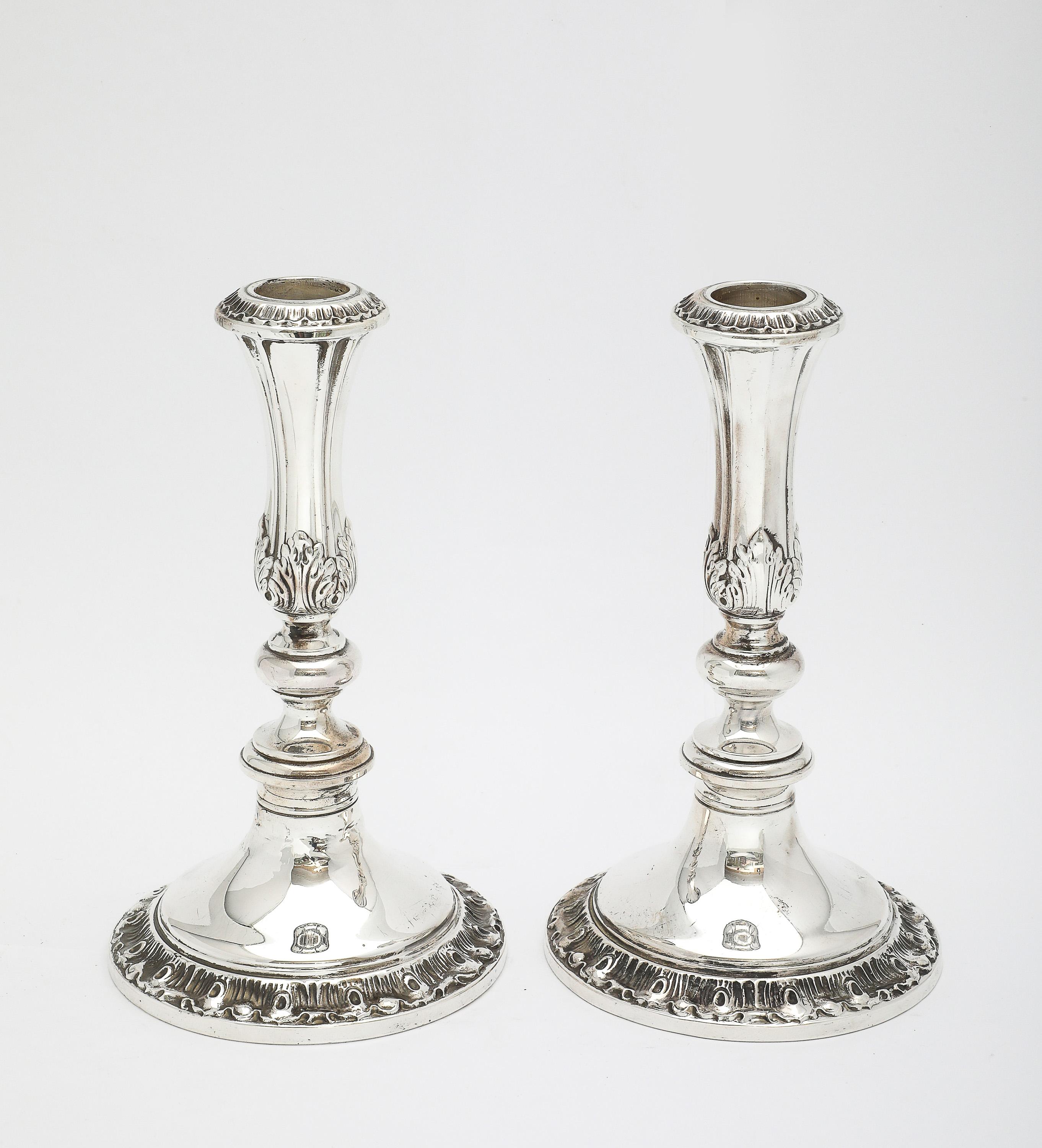 Coppia di candelieri alti in argento sterling in stile georgiano di Gorham in vendita 11