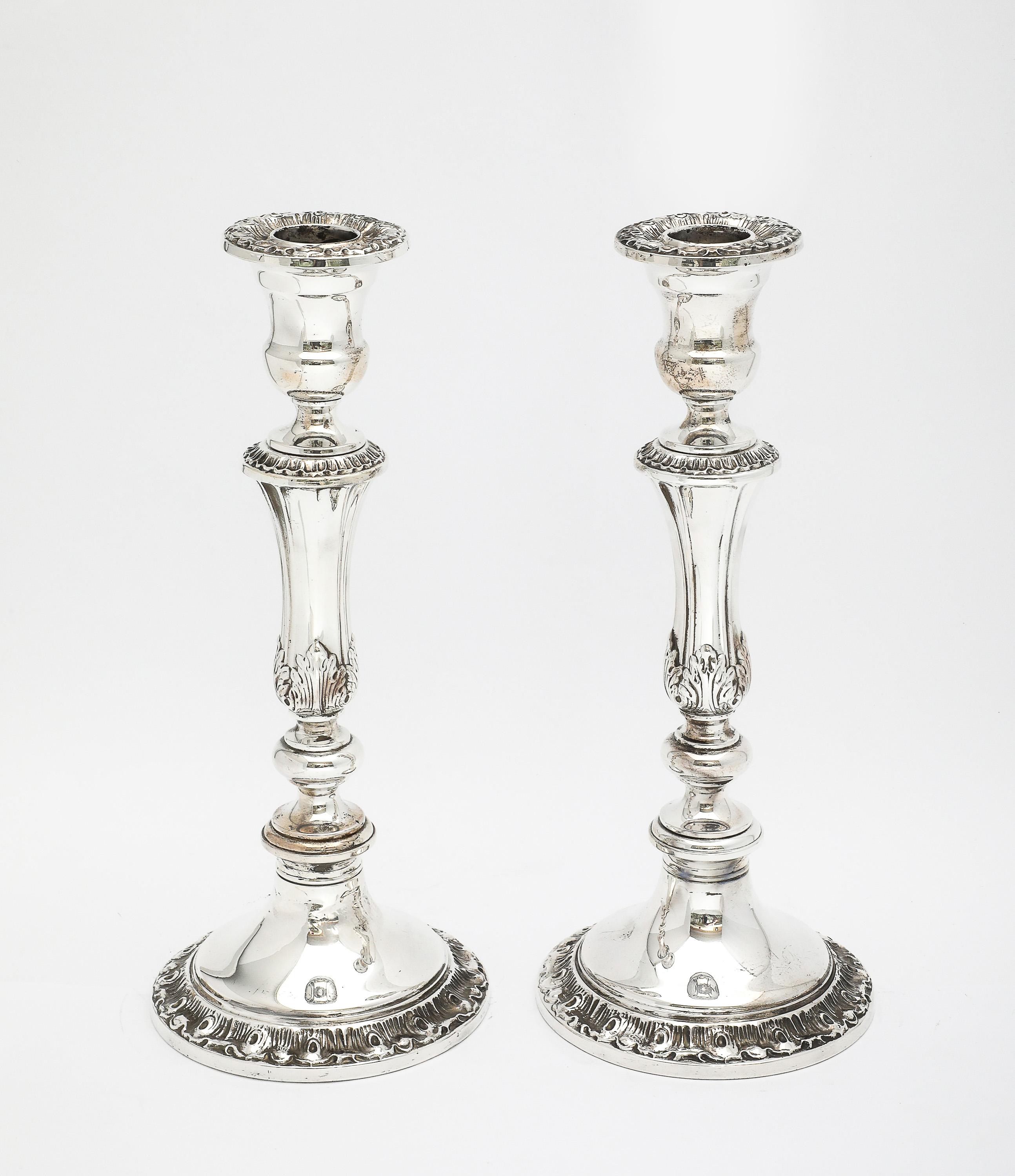 Coppia di candelieri alti in argento sterling in stile georgiano, Gorham Mfg. Co., Providence, Rhode Island, ca. 1930's. La coppia è pesata e si divide in tre sezioni separate che possono essere riattaccate per formare candelabri di tre diverse