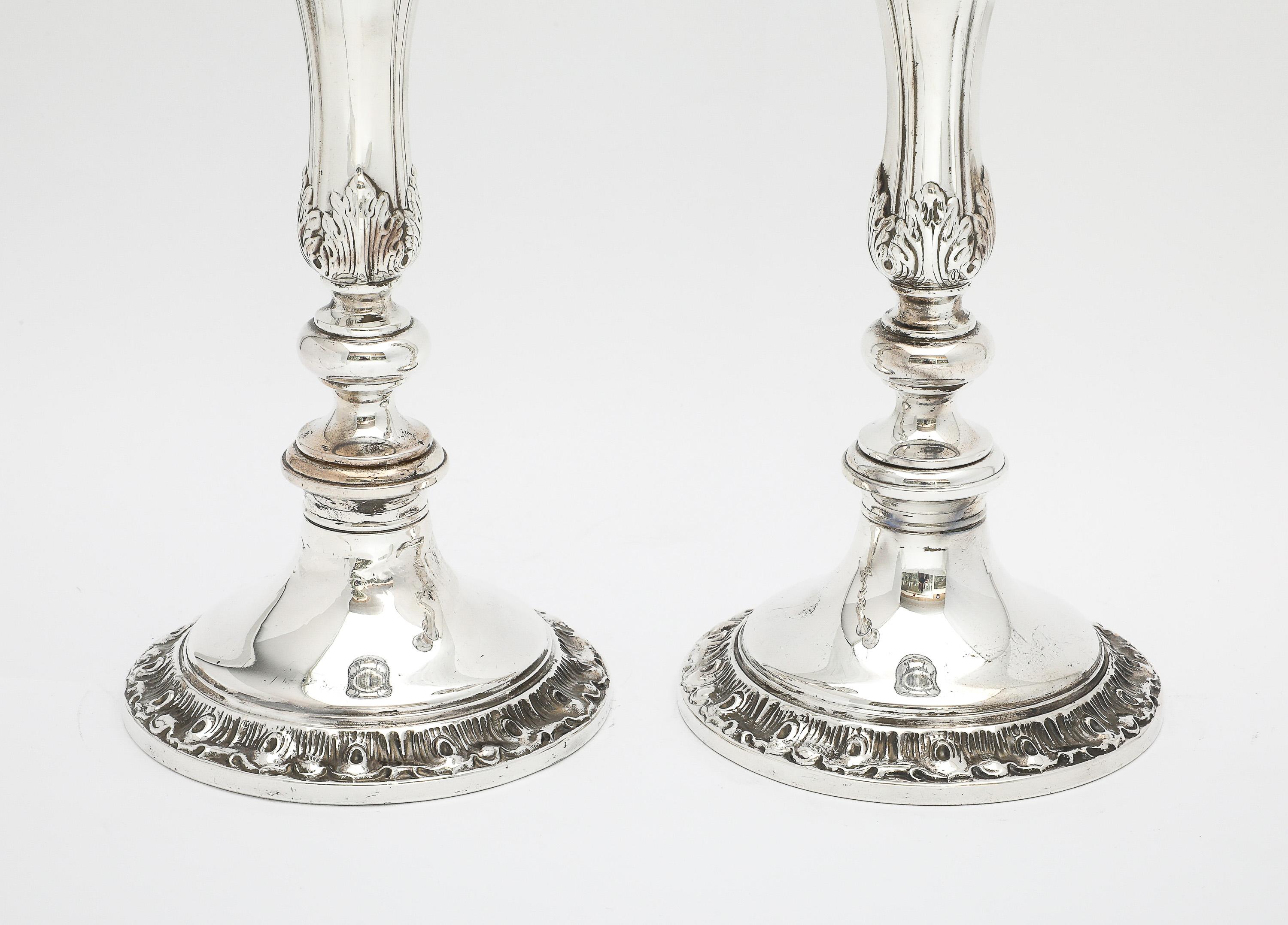 Americano Coppia di candelieri alti in argento sterling in stile georgiano di Gorham in vendita