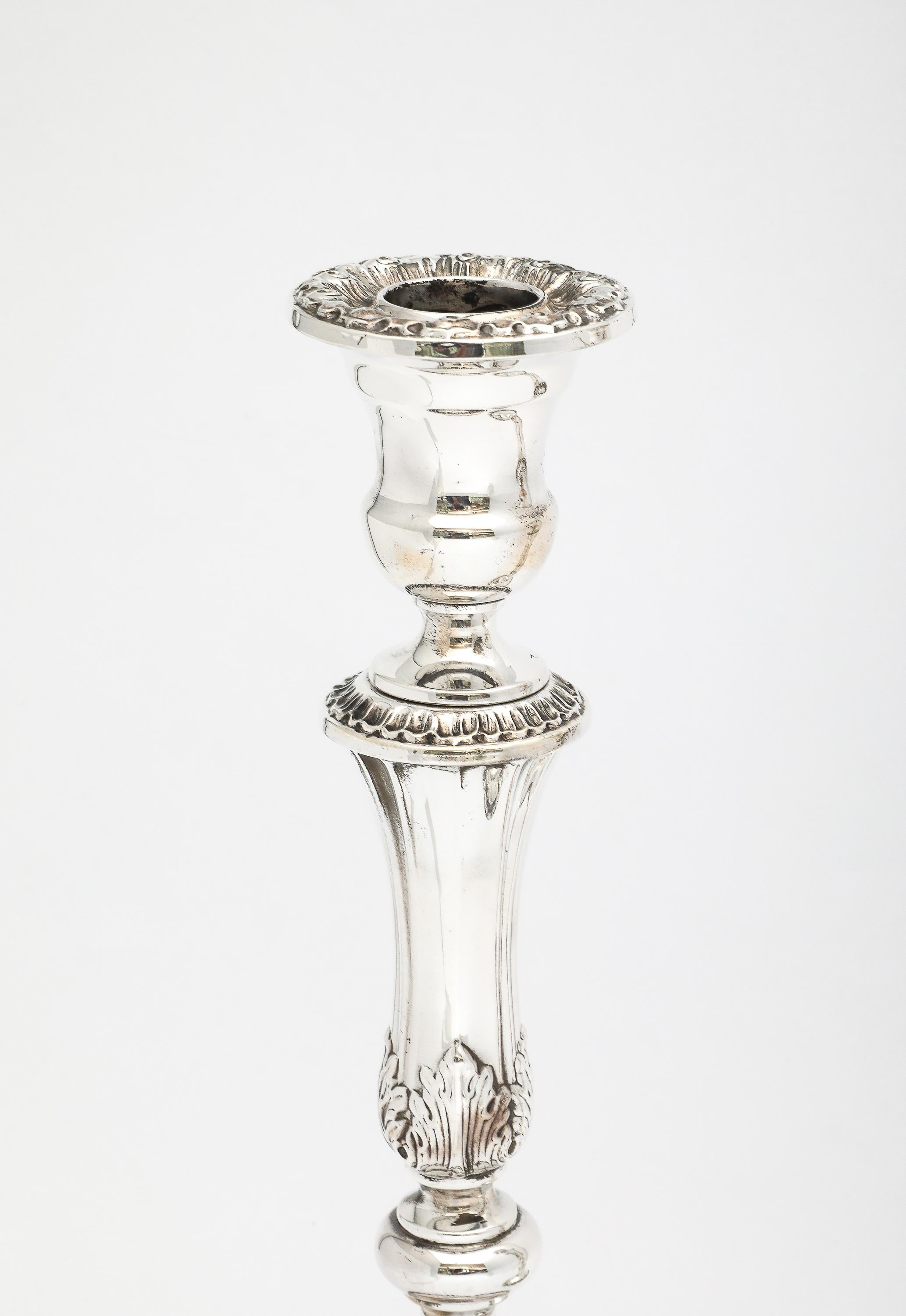 Coppia di candelieri alti in argento sterling in stile georgiano di Gorham In condizioni buone in vendita a New York, NY