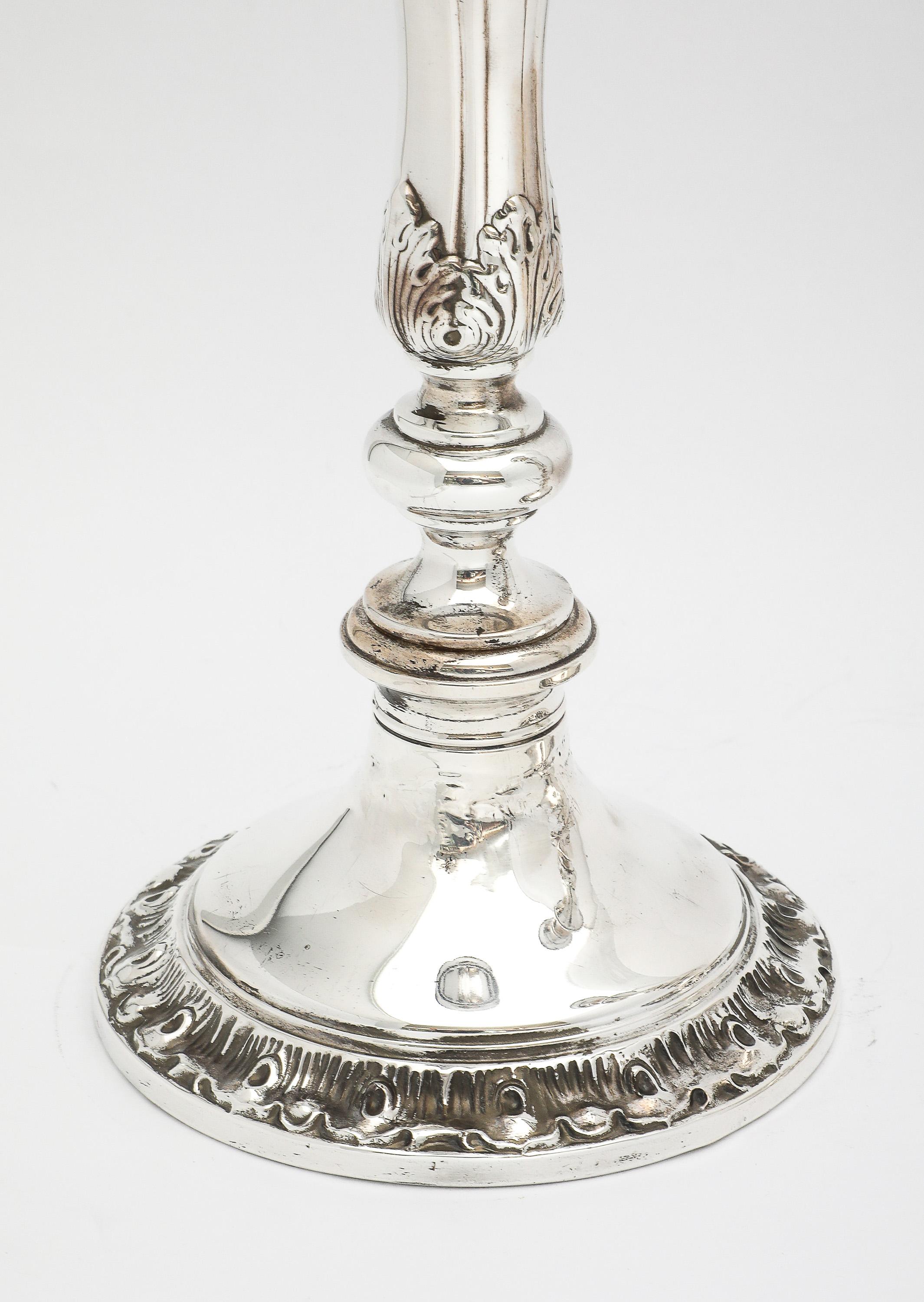 Metà XX secolo Coppia di candelieri alti in argento sterling in stile georgiano di Gorham in vendita