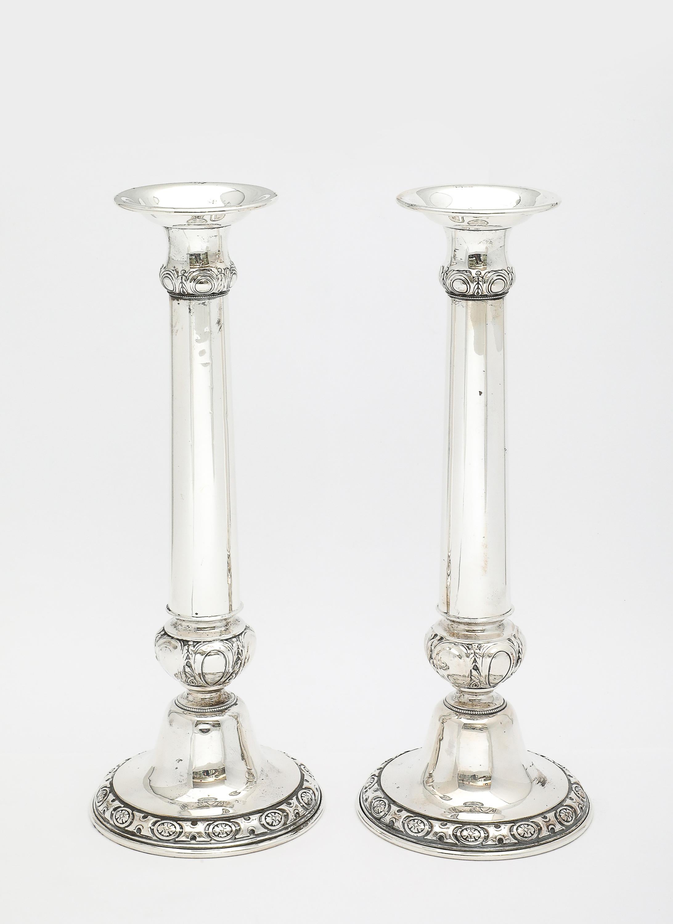 Pair of Tall Sterling Silver Neoclassical-Style Candlesticks im Angebot 3