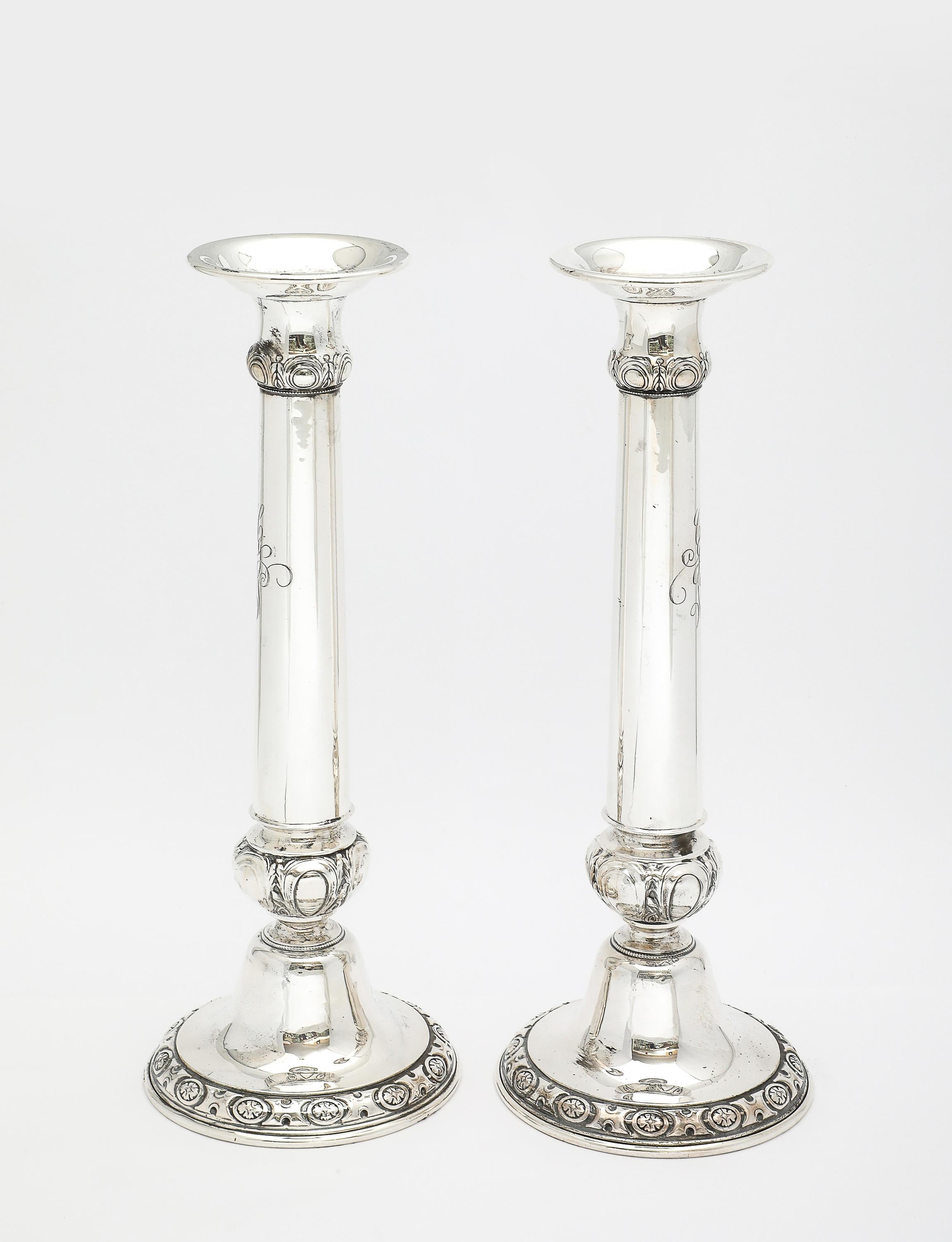 Pair of Tall Sterling Silver Neoclassical-Style Candlesticks im Angebot 4