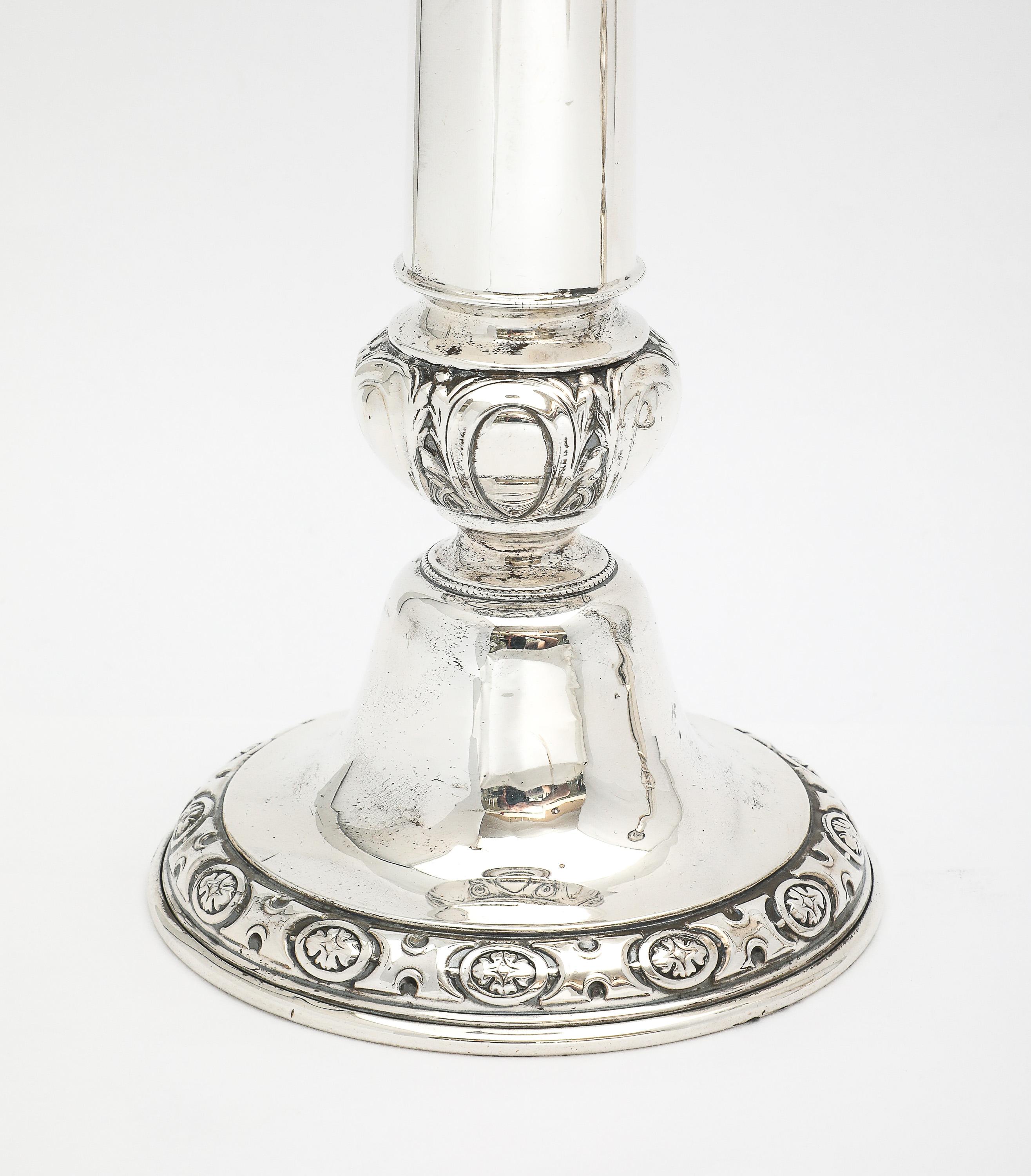 Pair of Tall Sterling Silver Neoclassical-Style Candlesticks im Angebot 5