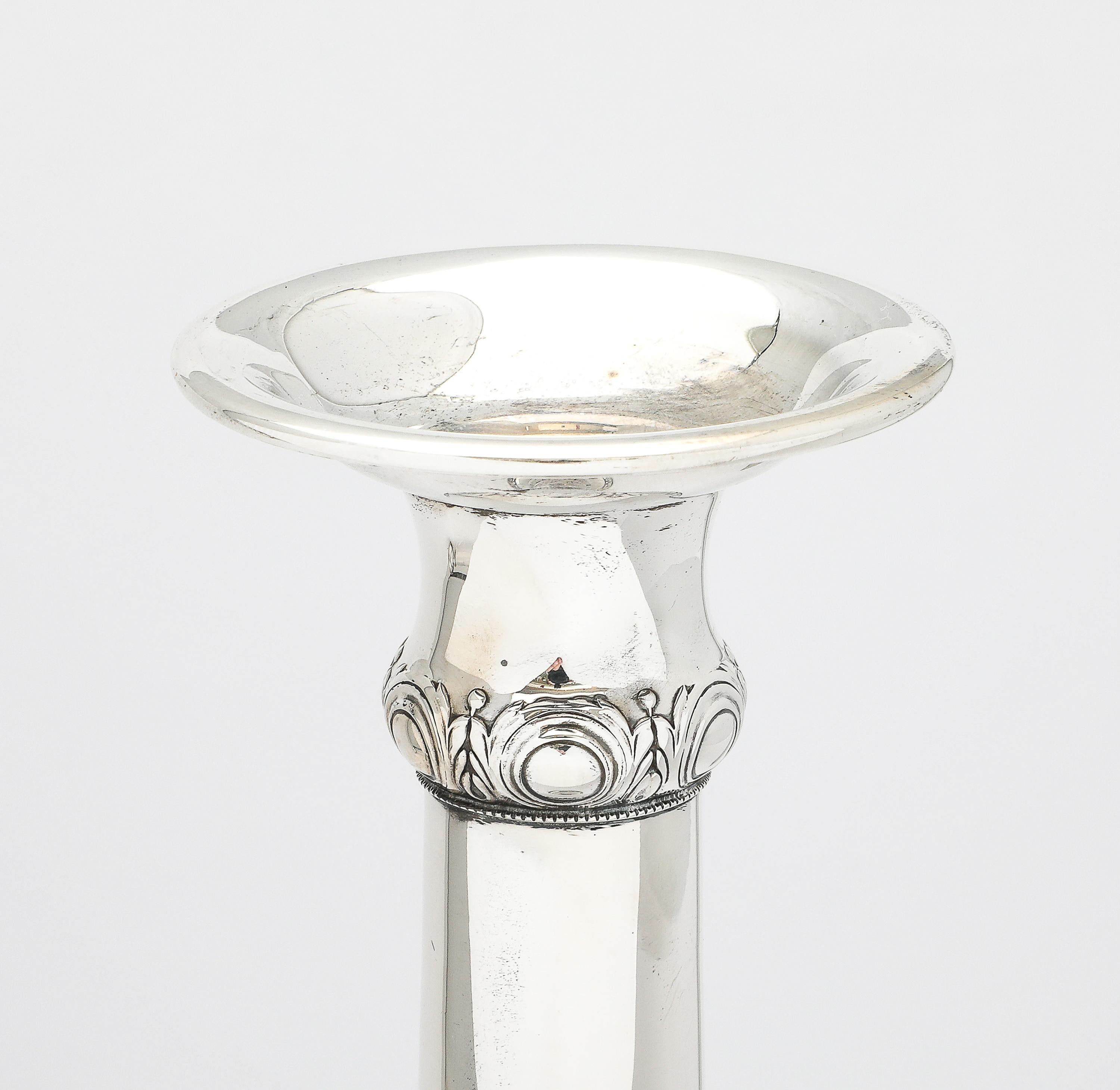 Pair of Tall Sterling Silver Neoclassical-Style Candlesticks im Angebot 7