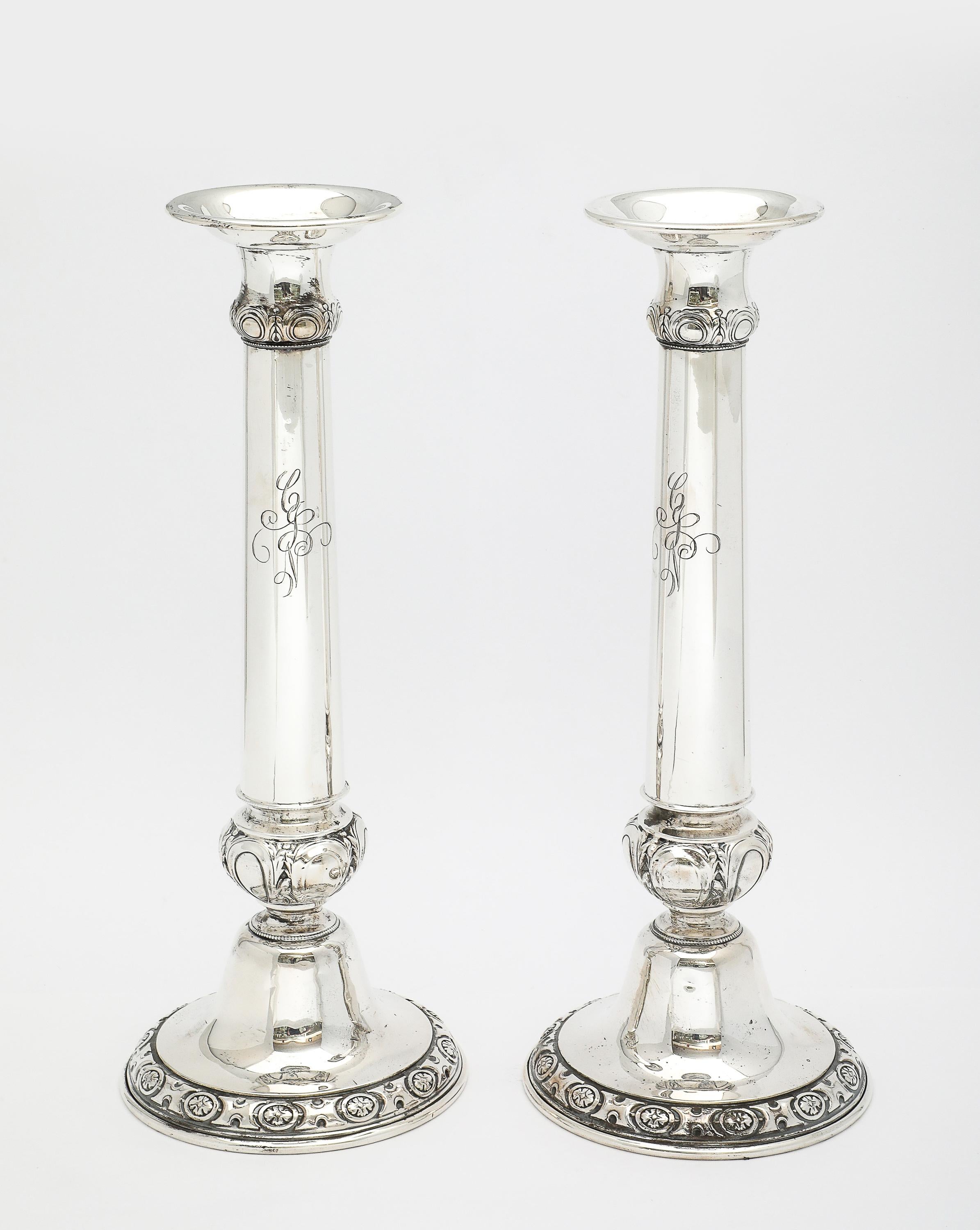 Pair of Tall Sterling Silver Neoclassical-Style Candlesticks (Neoklassisch) im Angebot
