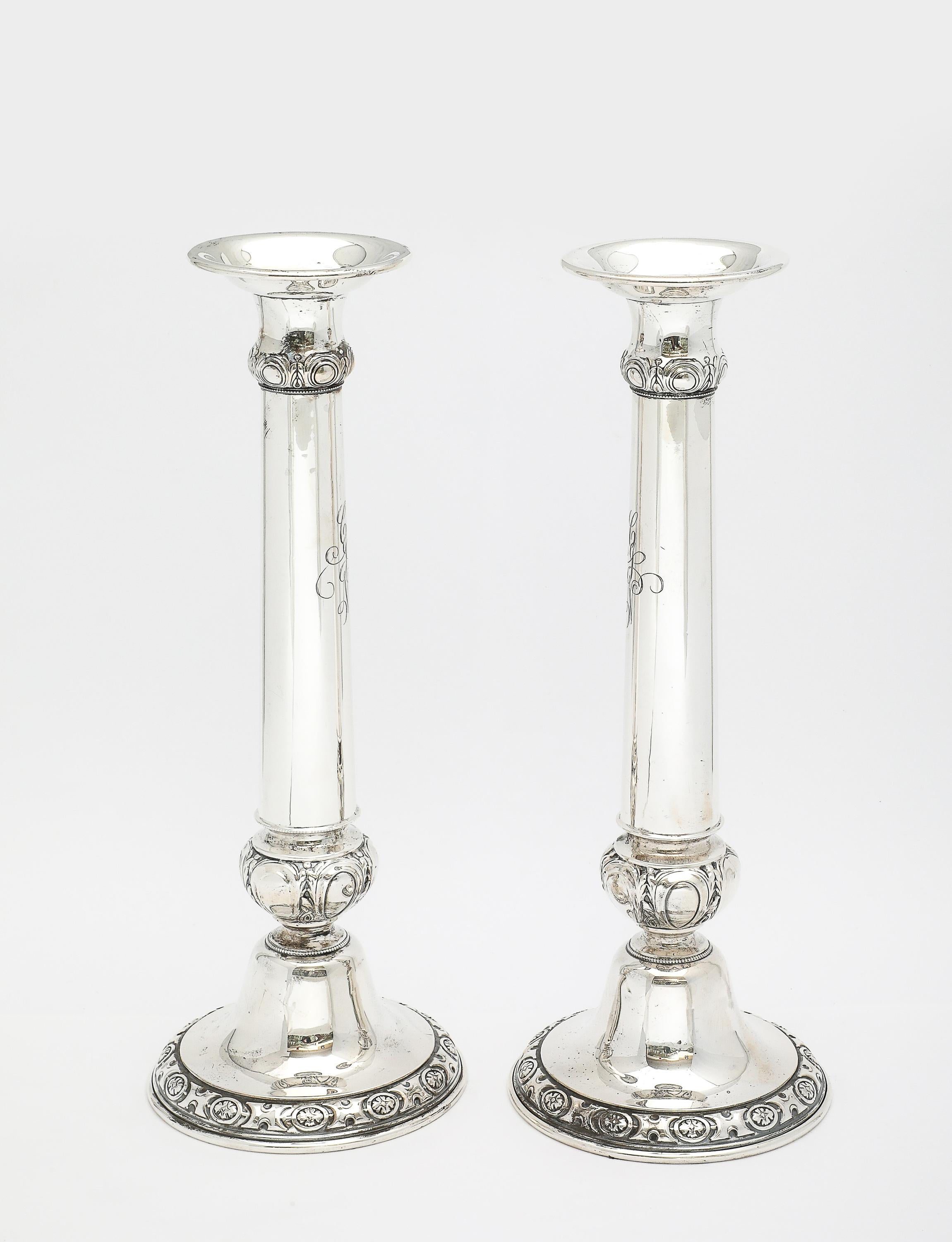 Pair of Tall Sterling Silver Neoclassical-Style Candlesticks (amerikanisch) im Angebot