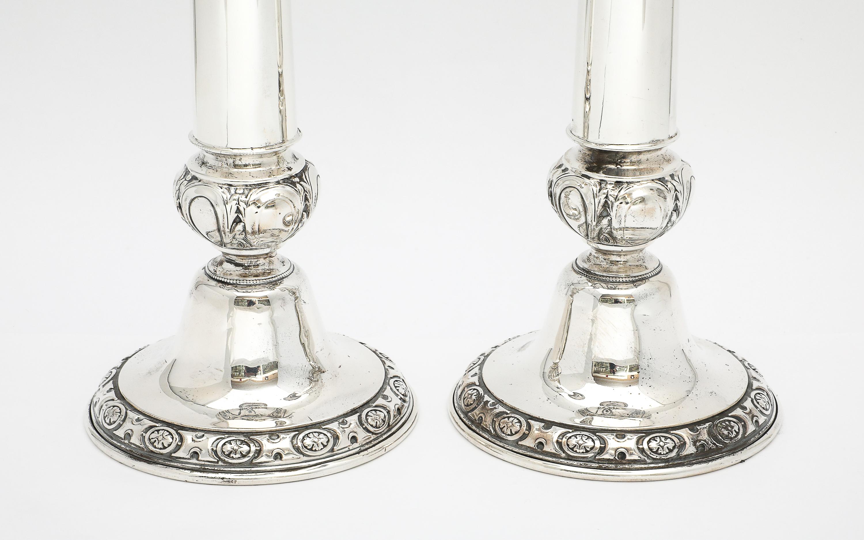 Pair of Tall Sterling Silver Neoclassical-Style Candlesticks im Zustand „Gut“ im Angebot in New York, NY