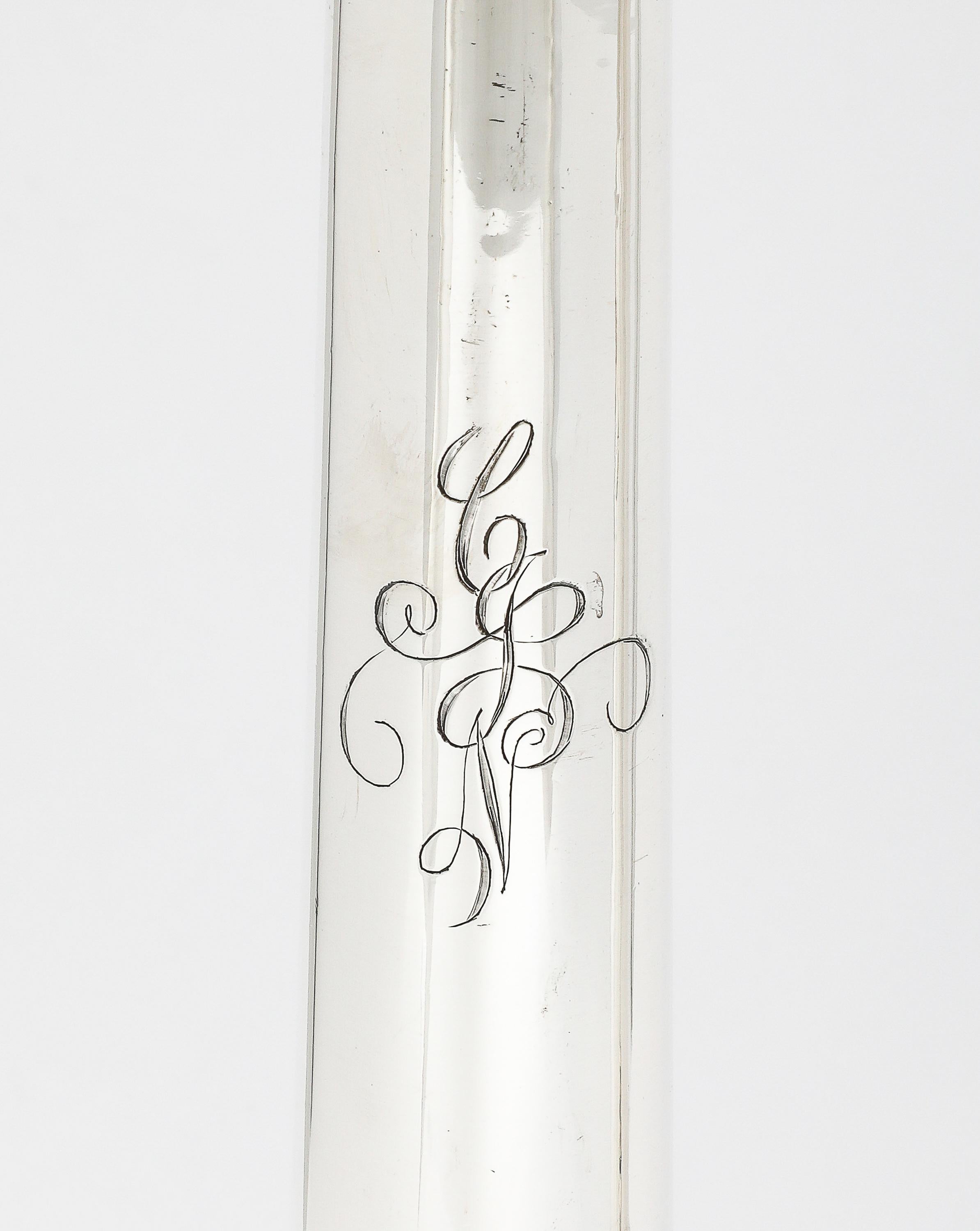 Pair of Tall Sterling Silver Neoclassical-Style Candlesticks (Frühes 20. Jahrhundert) im Angebot