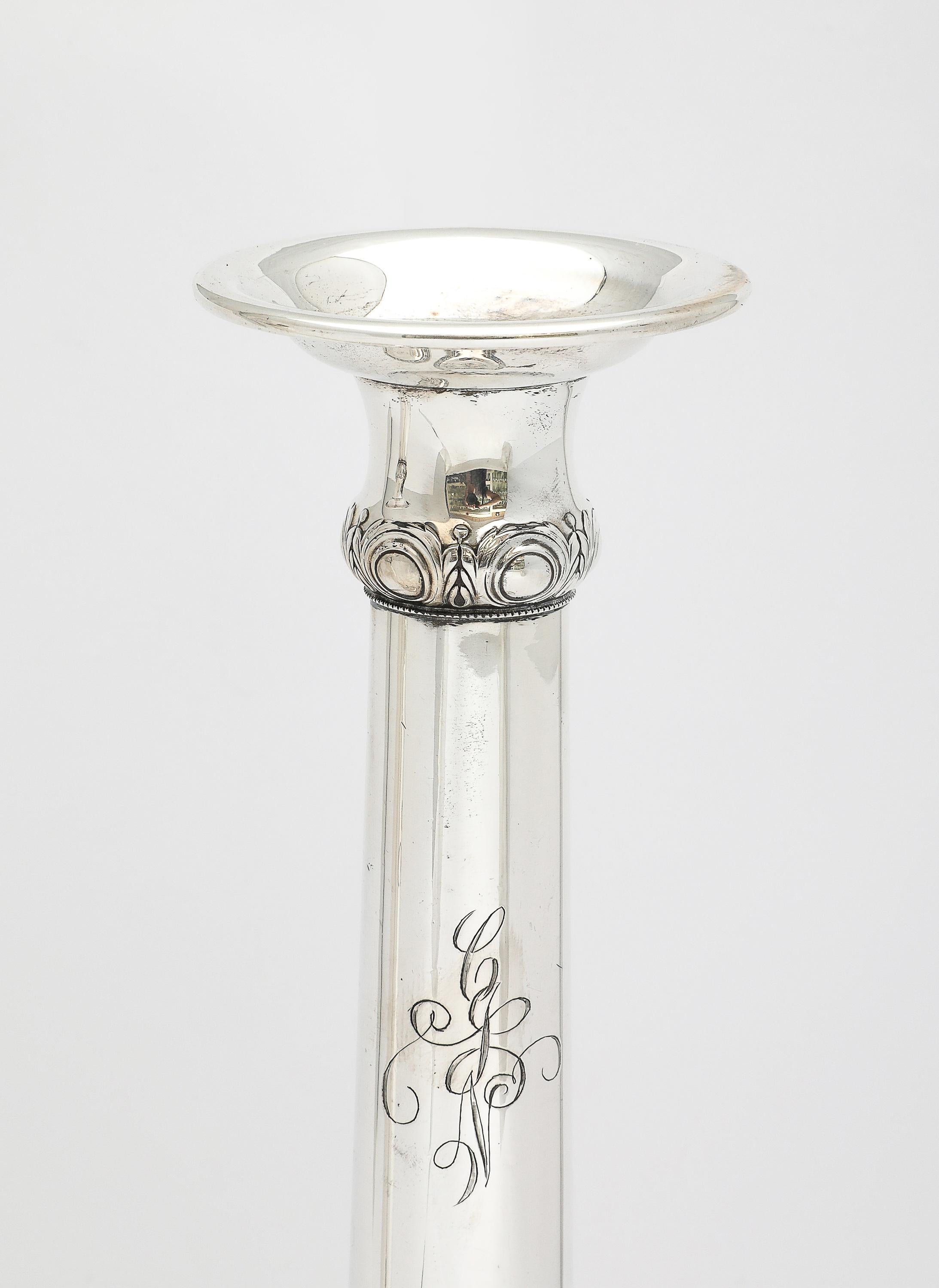 Pair of Tall Sterling Silver Neoclassical-Style Candlesticks im Angebot 1