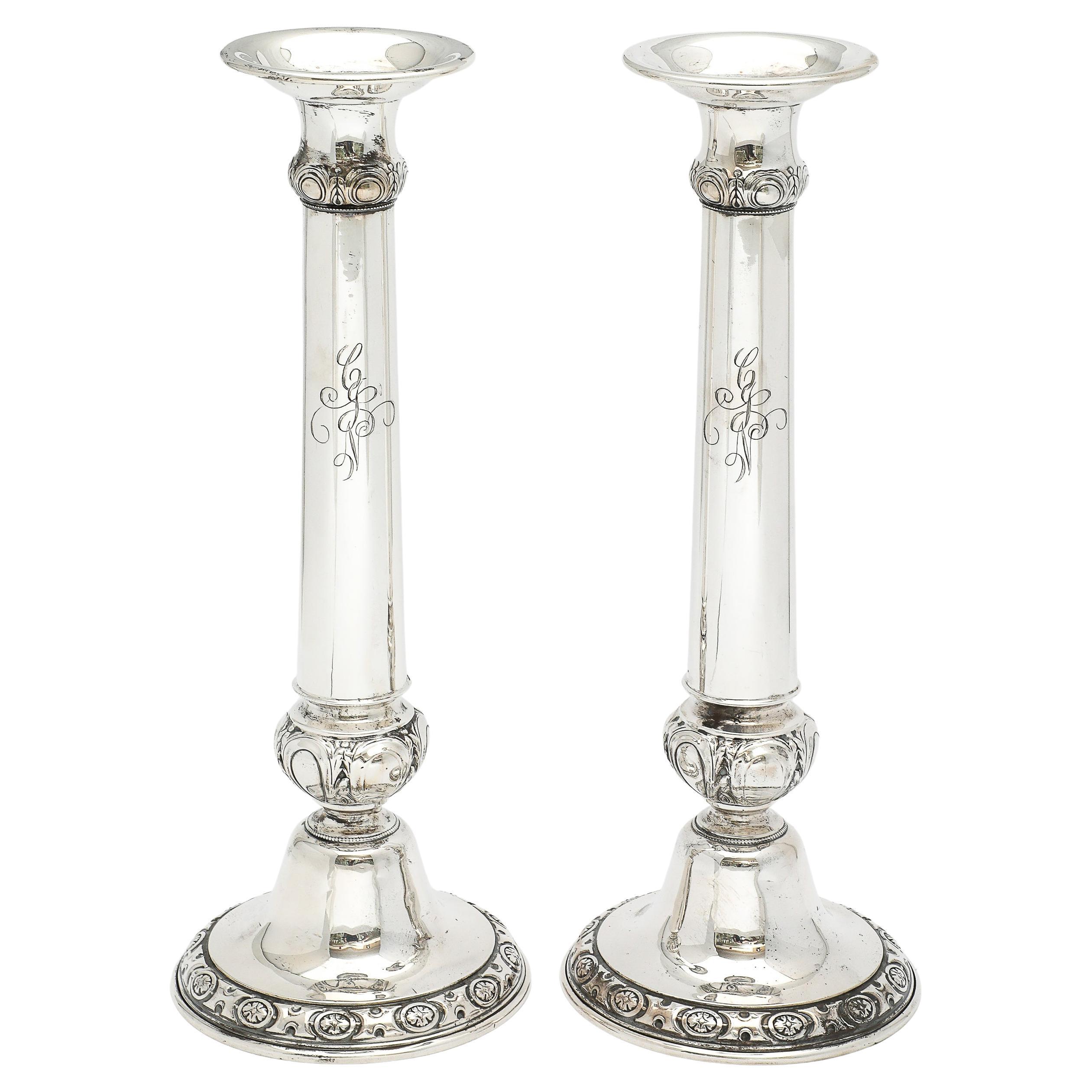Pair of Tall Sterling Silver Neoclassical-Style Candlesticks im Angebot