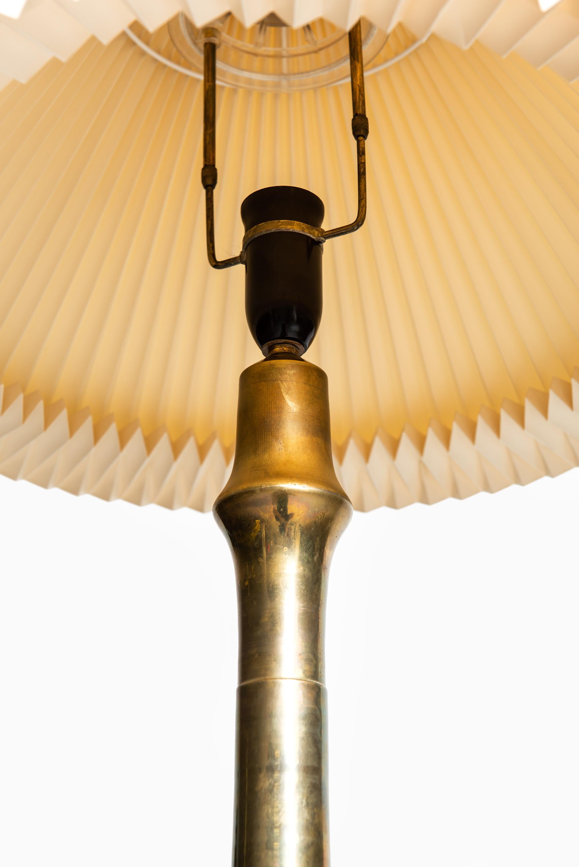 Pair of Tall Table Lamps in Brass Produced in Denmark In Good Condition For Sale In Limhamn, Skåne län