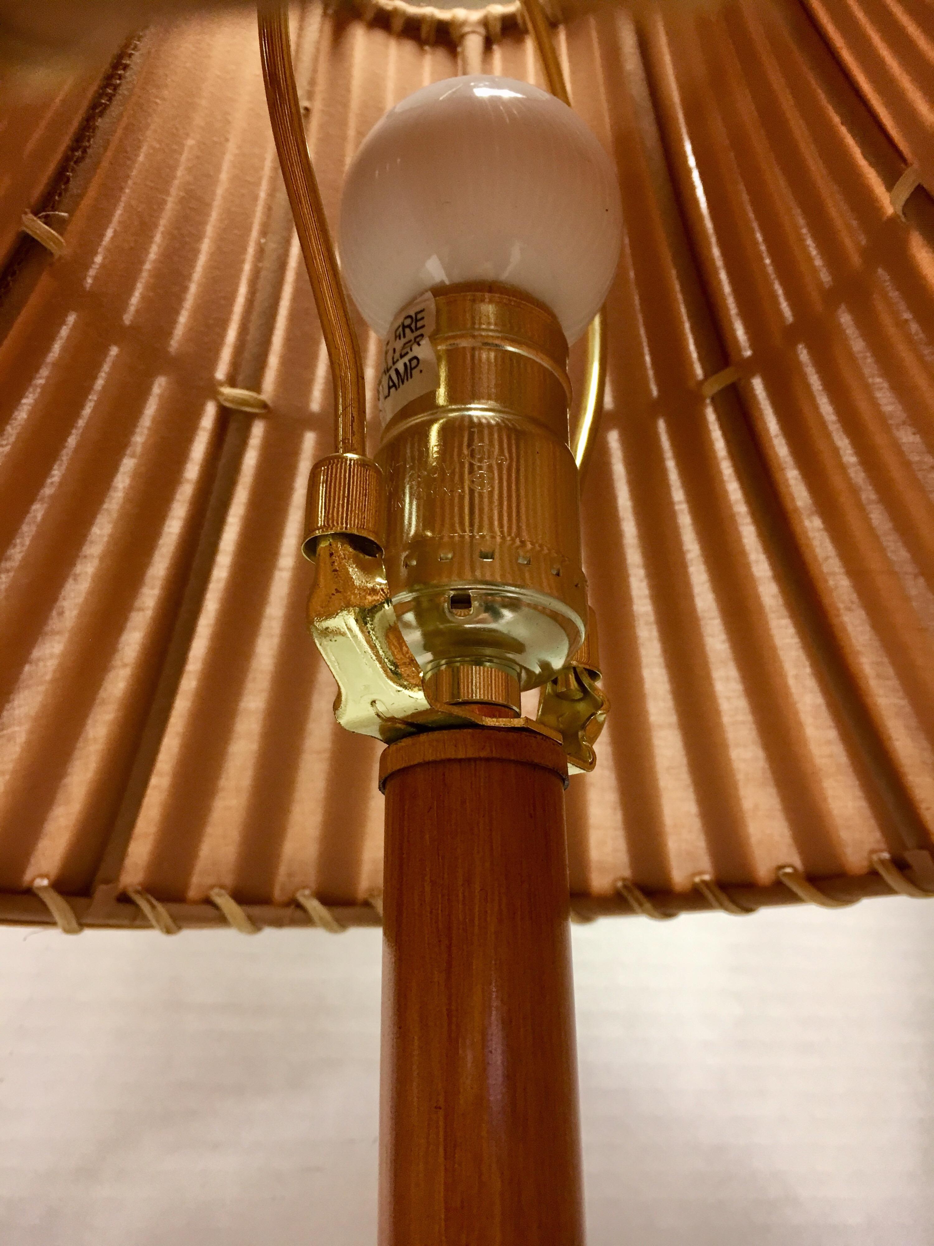 Paire de grandes lampes de table en faux roseau de faux roseau, de style mi-siècle moderne 3
