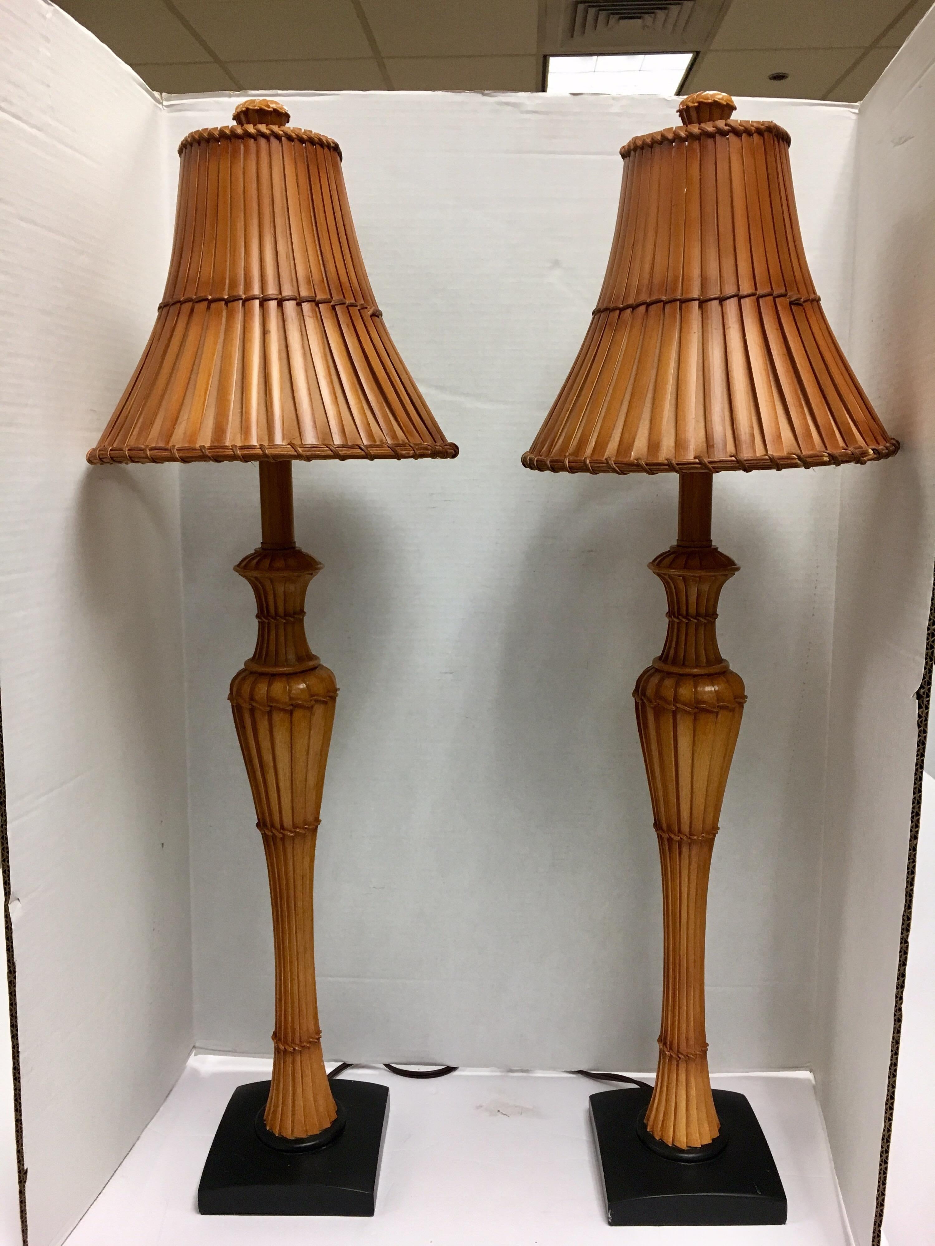 Paire de lampes de table assorties, hautes et fines, en faux bambou et faux roseau, en excellent état.
Les lampes sont faites d'une résine élégante et l'abat-jour est un type de bois. Ils sont extraordinaires
et câblé pour les États-Unis.