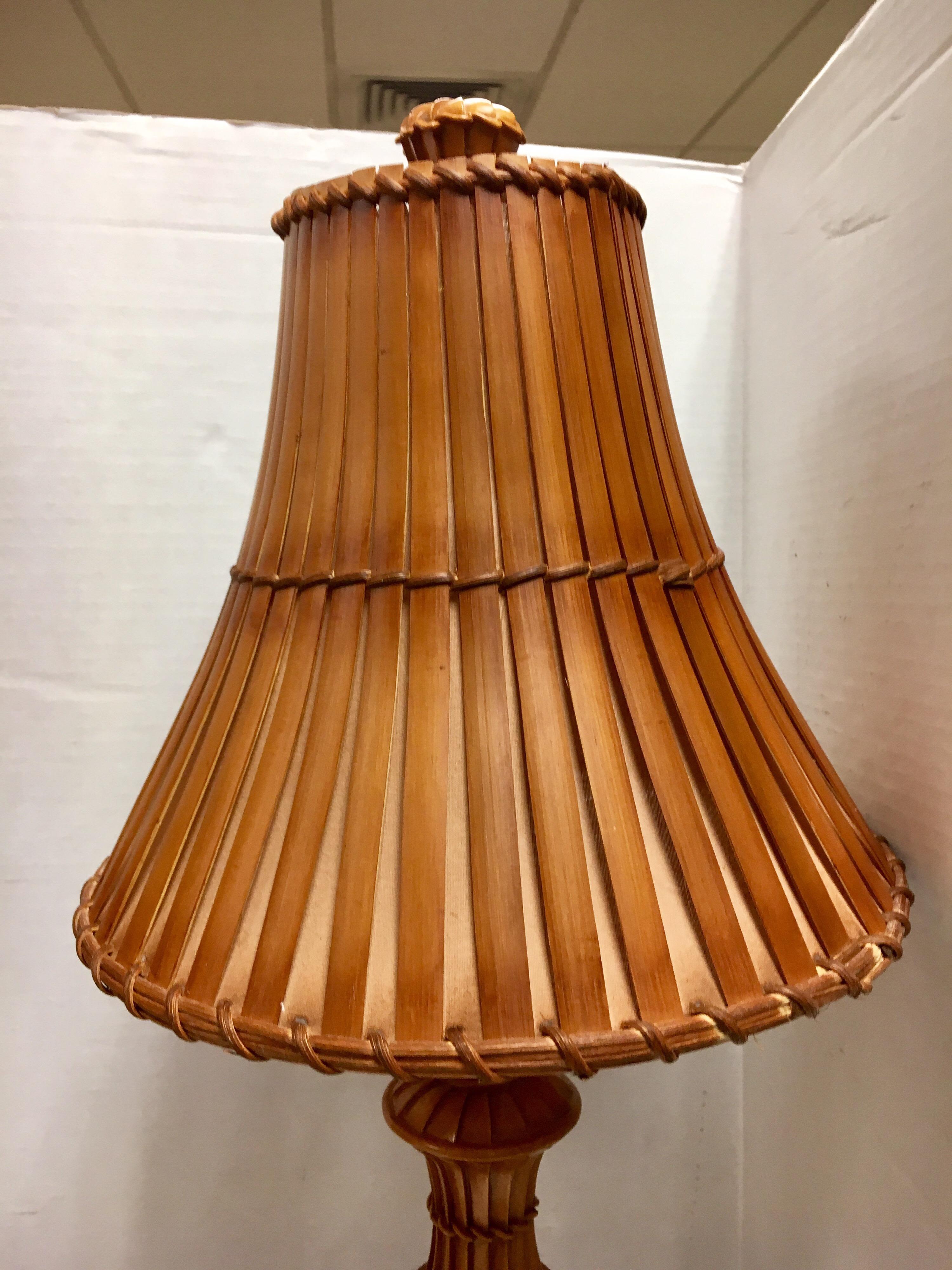 Américain Paire de grandes lampes de table en faux roseau de faux roseau, de style mi-siècle moderne