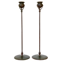 Coppia di candelieri alti in bronzo di Tiffany Studios, primi anni del 1900