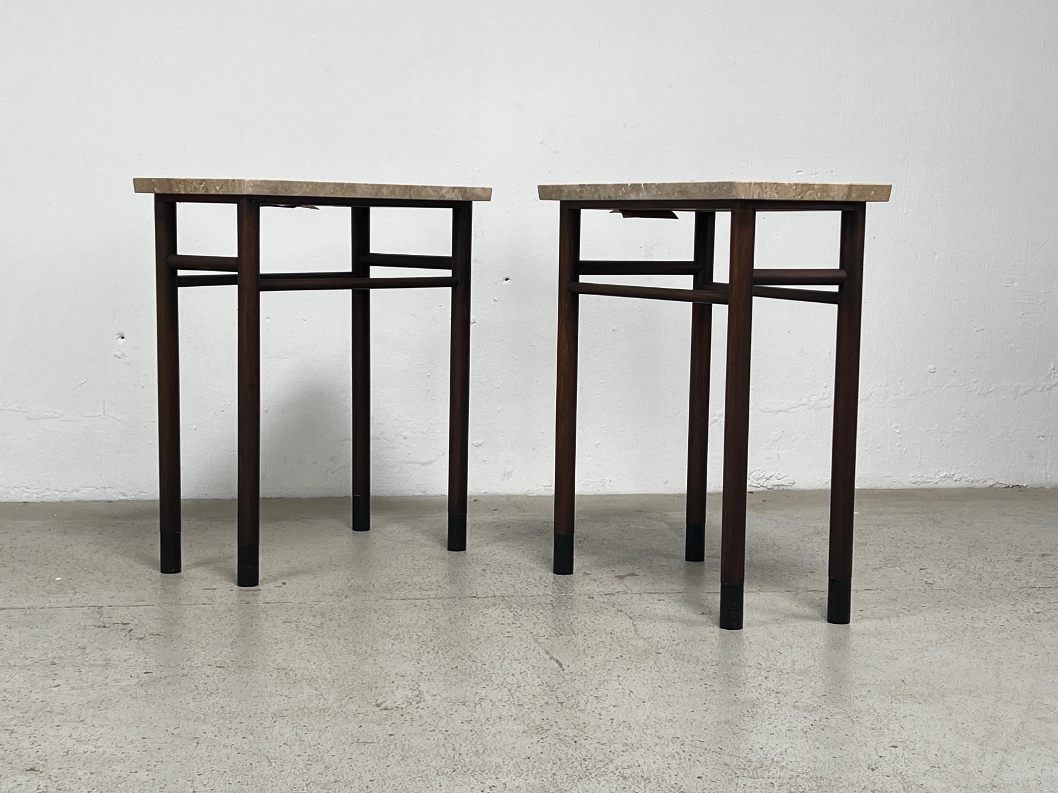 Paire de tables hautes à plateau en travertin, avec bases en acajou et pieds enveloppés de cuir. Conçu par Edward Wormley pour Dunbar.