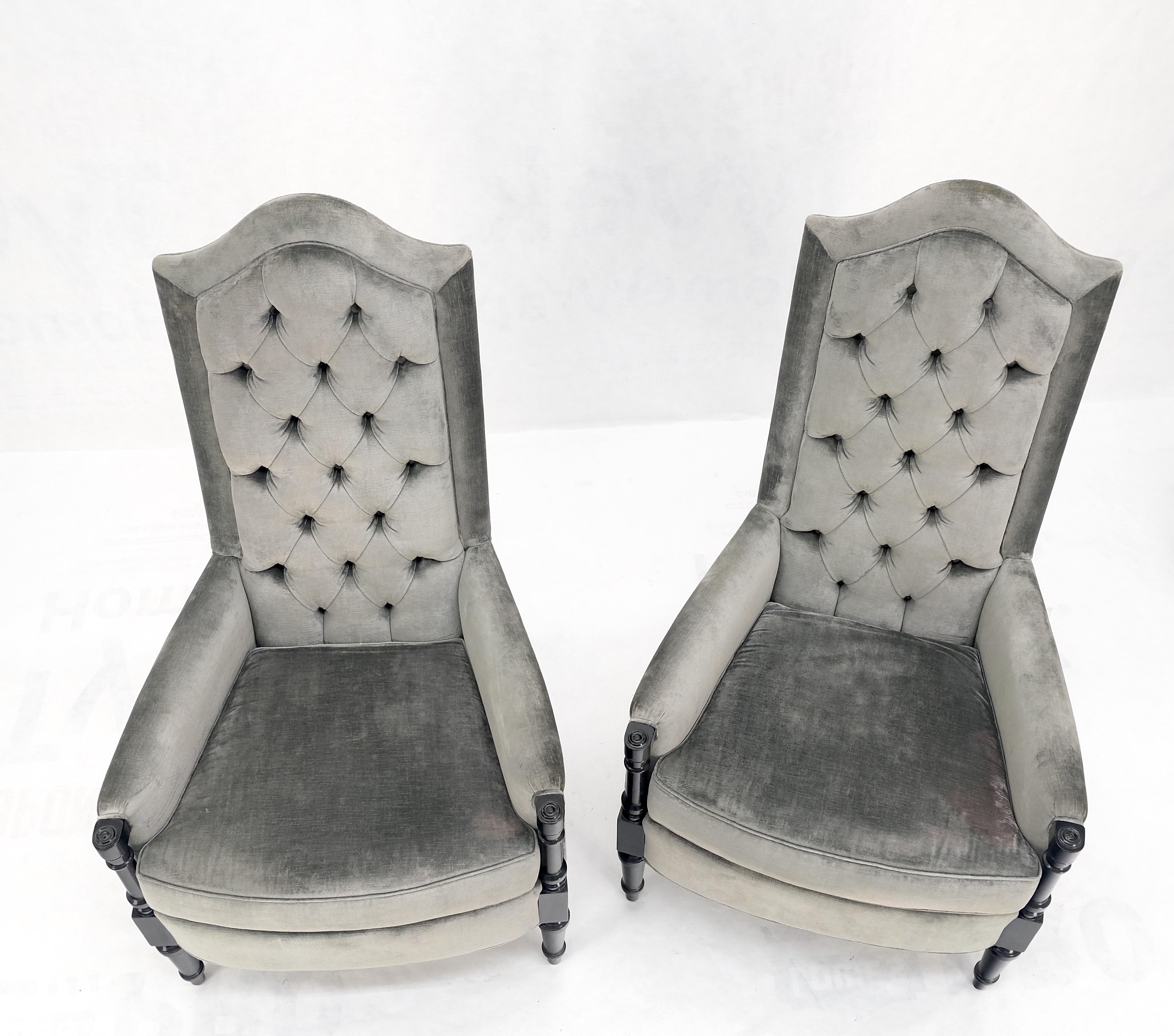 Paire de fauteuils décoratifs Thrones à haut dossier touffeté et cadres en laque noire en vente 3