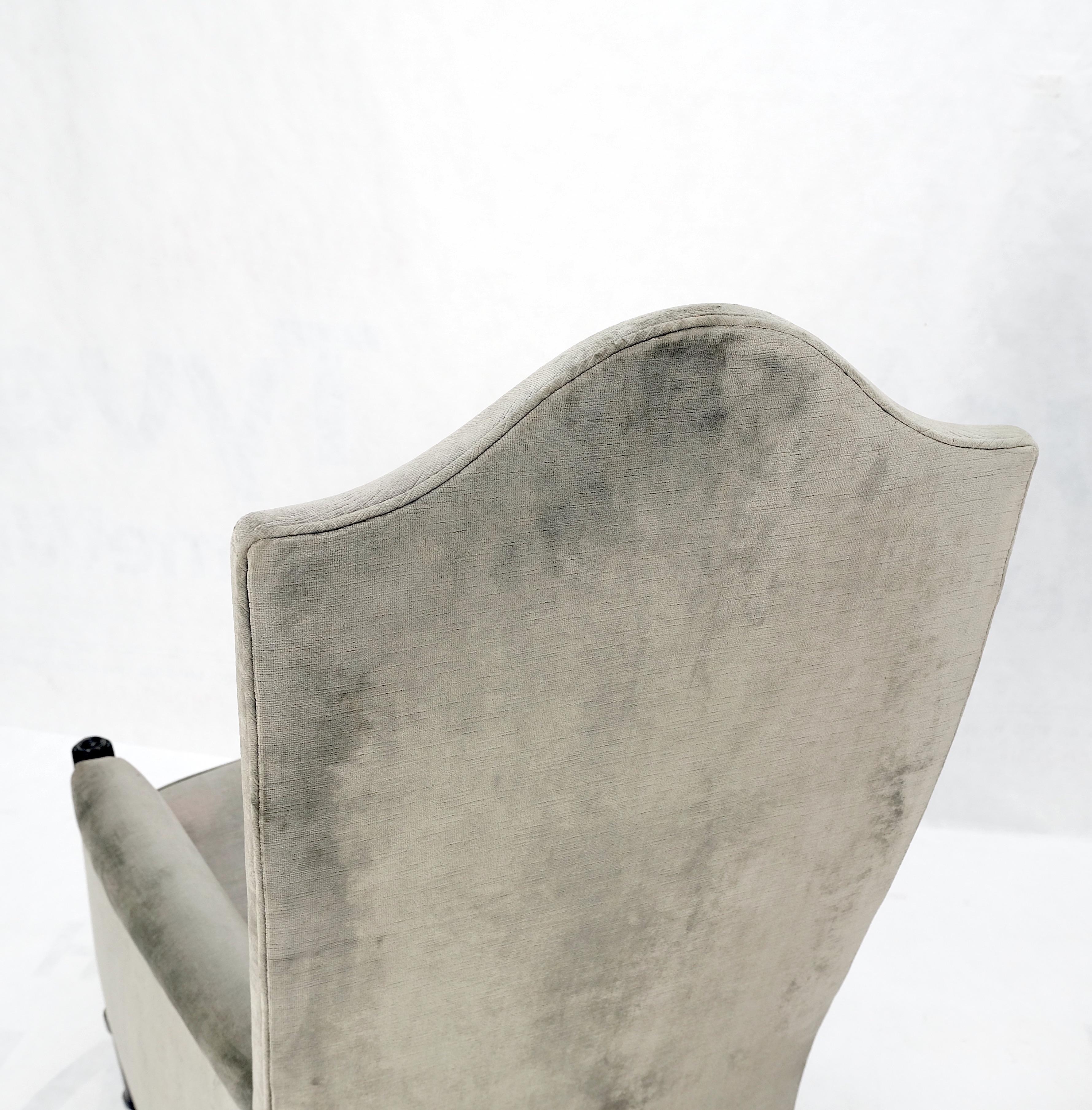 20ième siècle Paire de fauteuils décoratifs Thrones à haut dossier touffeté et cadres en laque noire en vente