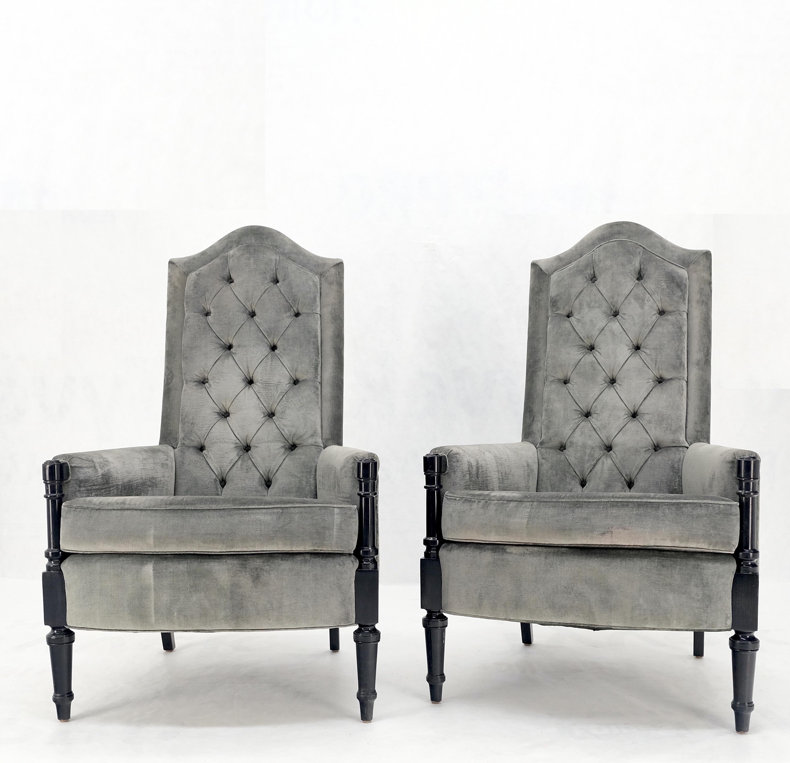 Paire de fauteuils décoratifs Thrones à haut dossier touffeté et cadres en laque noire en vente 1