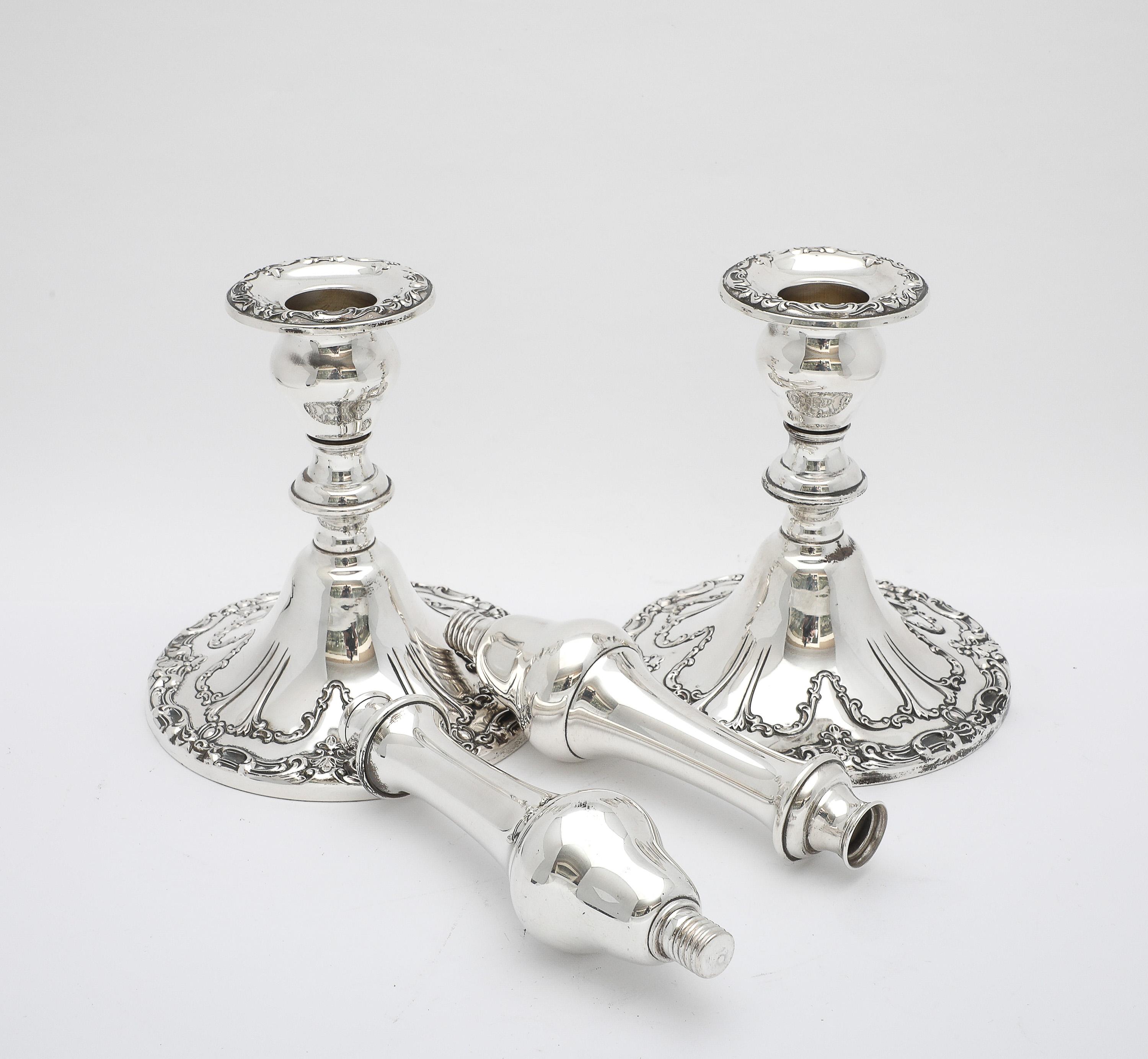 Pareja de candeleros altos Chantilly de plata de ley, estilo victoriano, de Gorham en venta 9