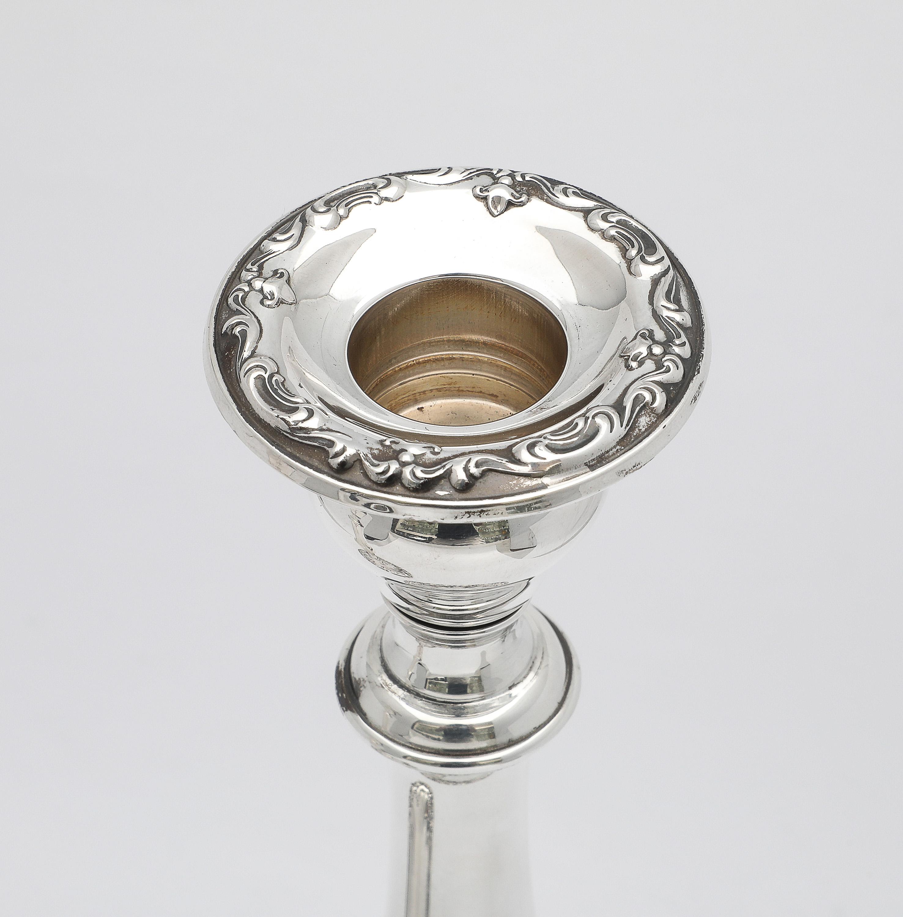 Pareja de candeleros altos Chantilly de plata de ley, estilo victoriano, de Gorham en venta 10
