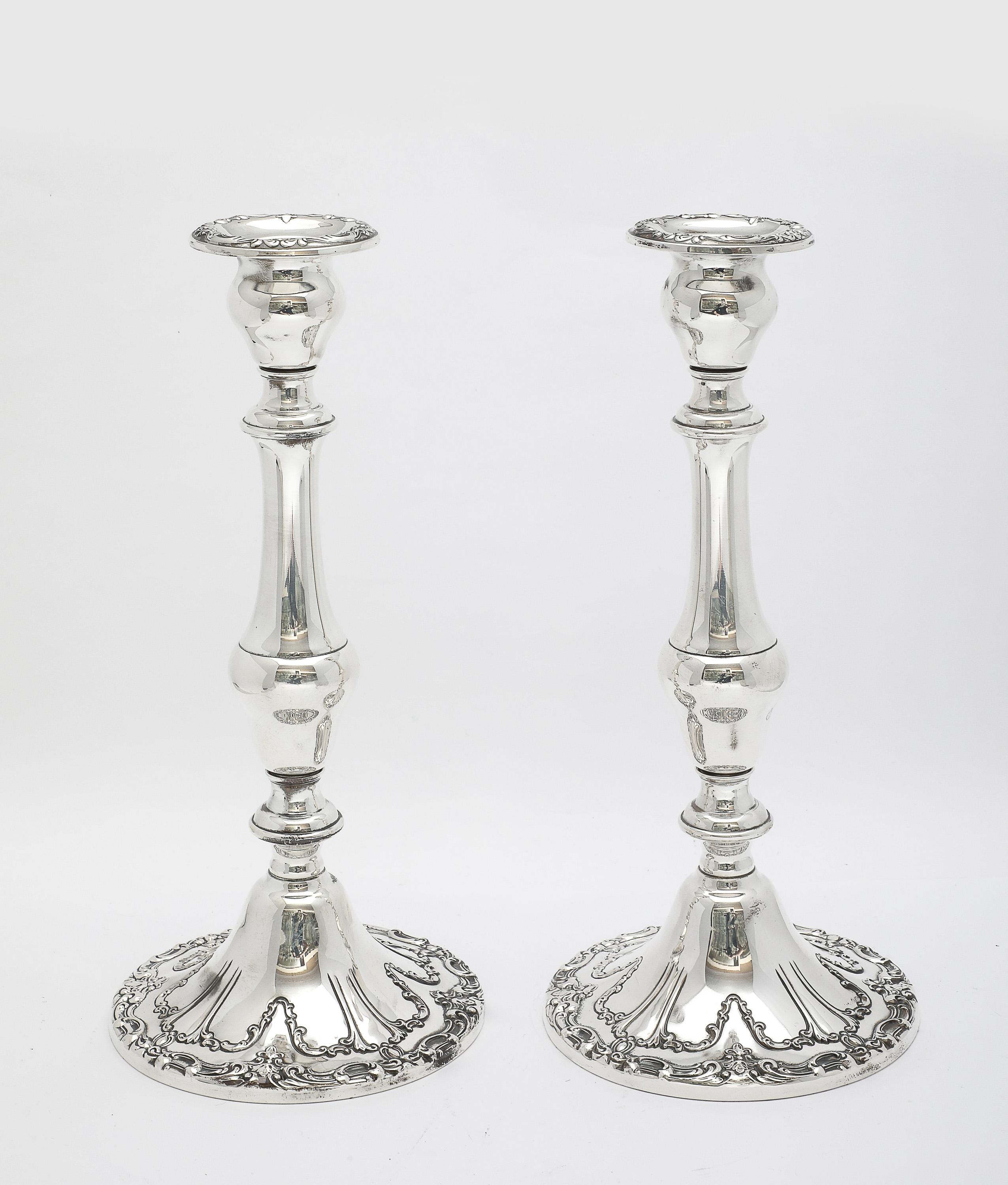 Pareja de candeleros altos de plata de ley, estilo victoriano, modelo Chantilly, fabricados por The Gorham Manufacturing Company, Providence Rhode Island, Ca. Años 1930-1940. Cada candelabro se desenrosca en 3 secciones separadas que pueden