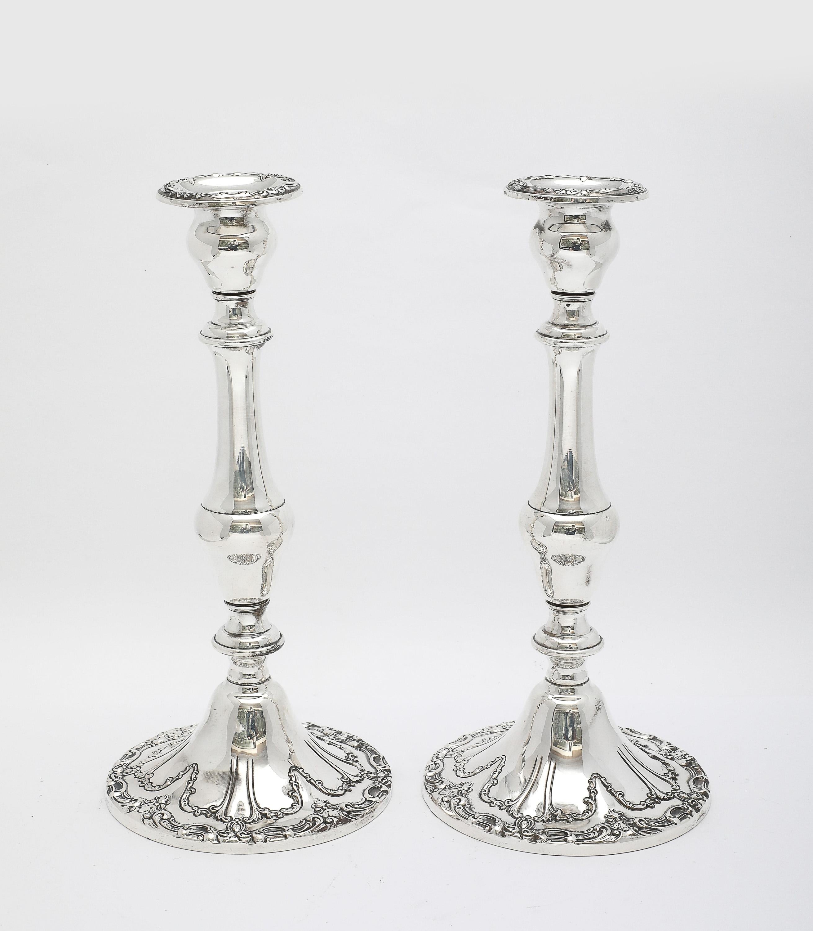 Pareja de candeleros altos Chantilly de plata de ley, estilo victoriano, de Gorham Victoriano en venta