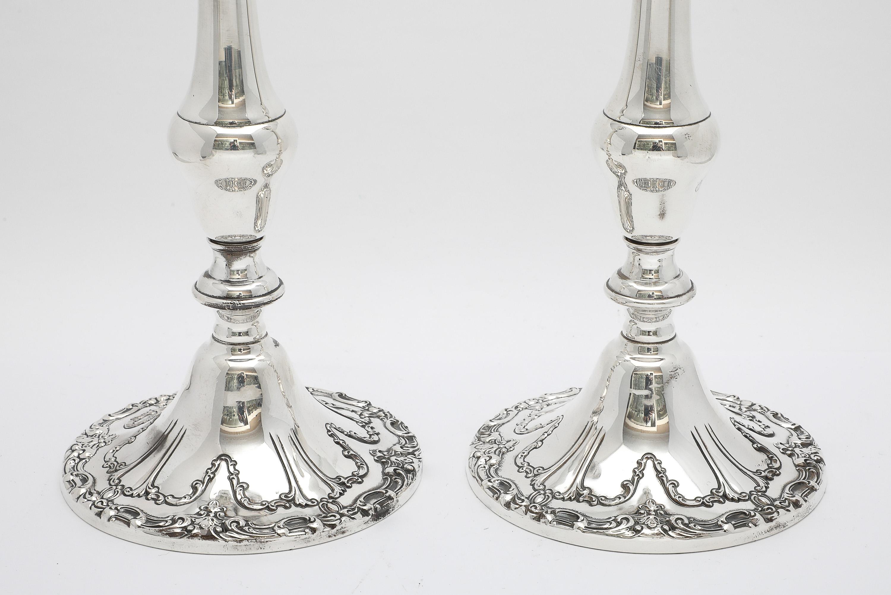 Pareja de candeleros altos Chantilly de plata de ley, estilo victoriano, de Gorham Estadounidense en venta