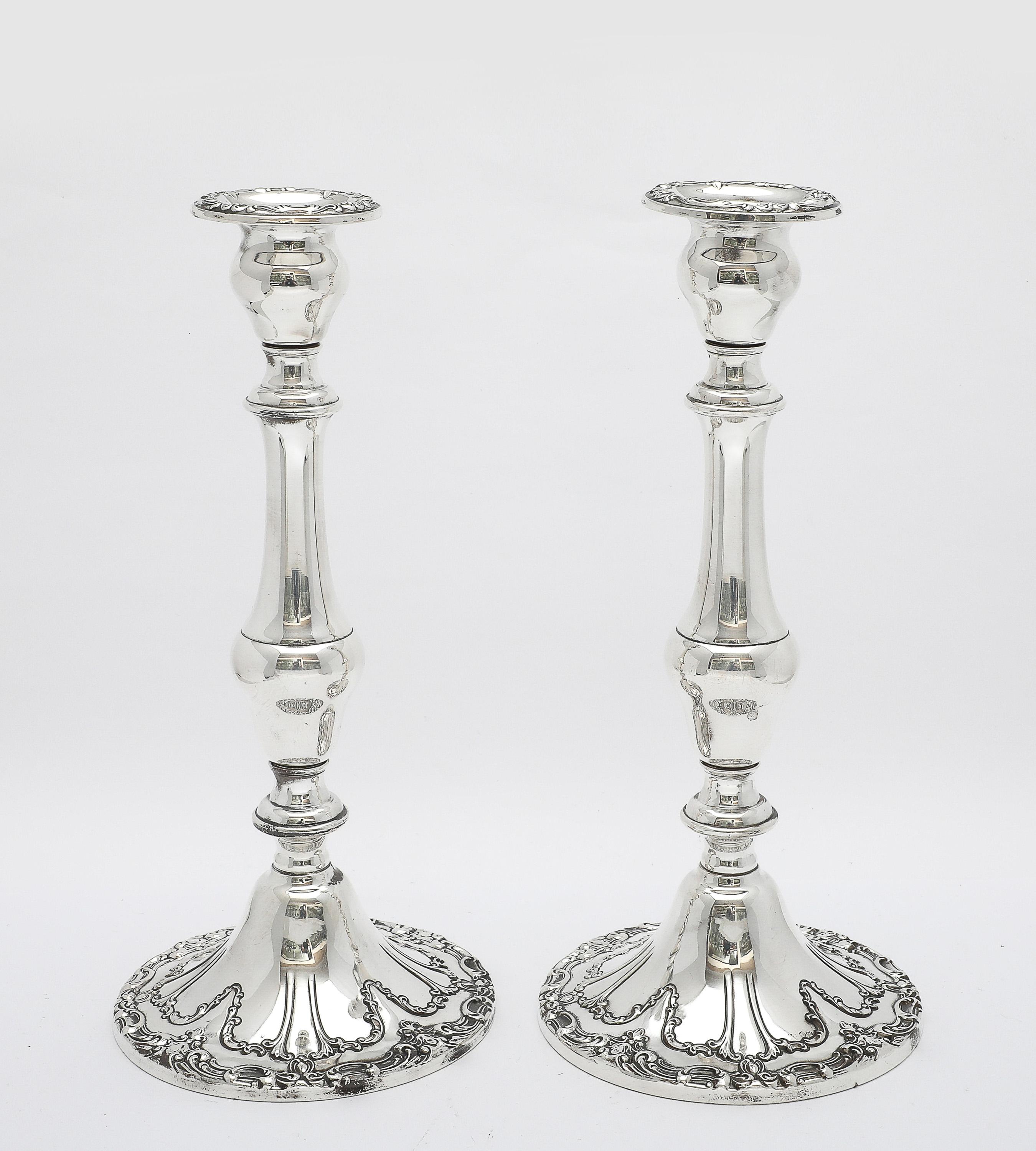 Pareja de candeleros altos Chantilly de plata de ley, estilo victoriano, de Gorham en Bueno estado para la venta en New York, NY