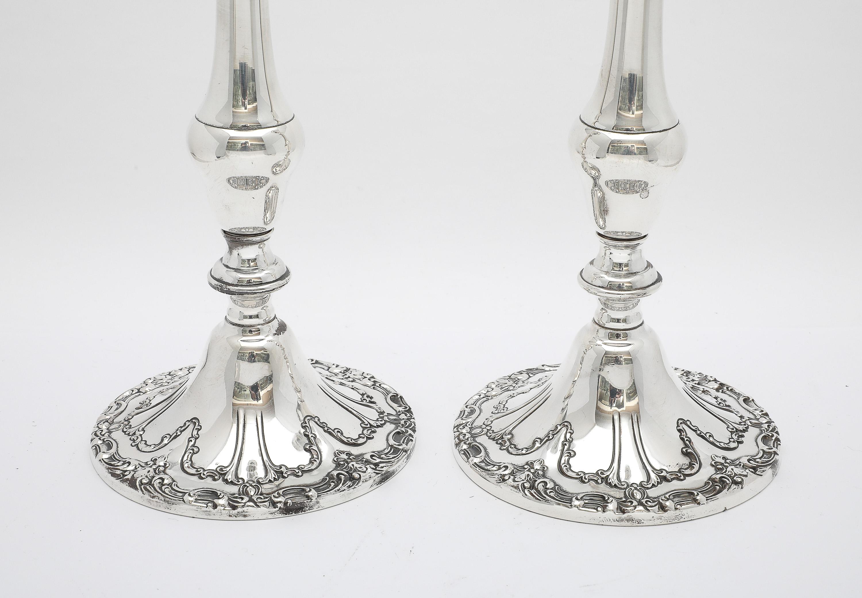 Pareja de candeleros altos Chantilly de plata de ley, estilo victoriano, de Gorham mediados del siglo XX en venta