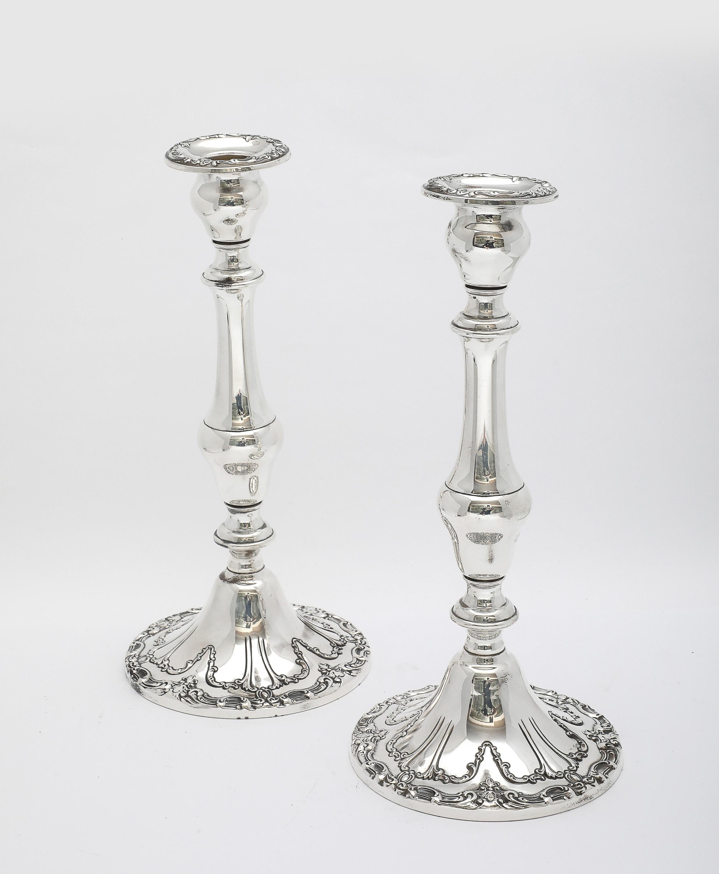 Pareja de candeleros altos Chantilly de plata de ley, estilo victoriano, de Gorham Plata esterlina en venta